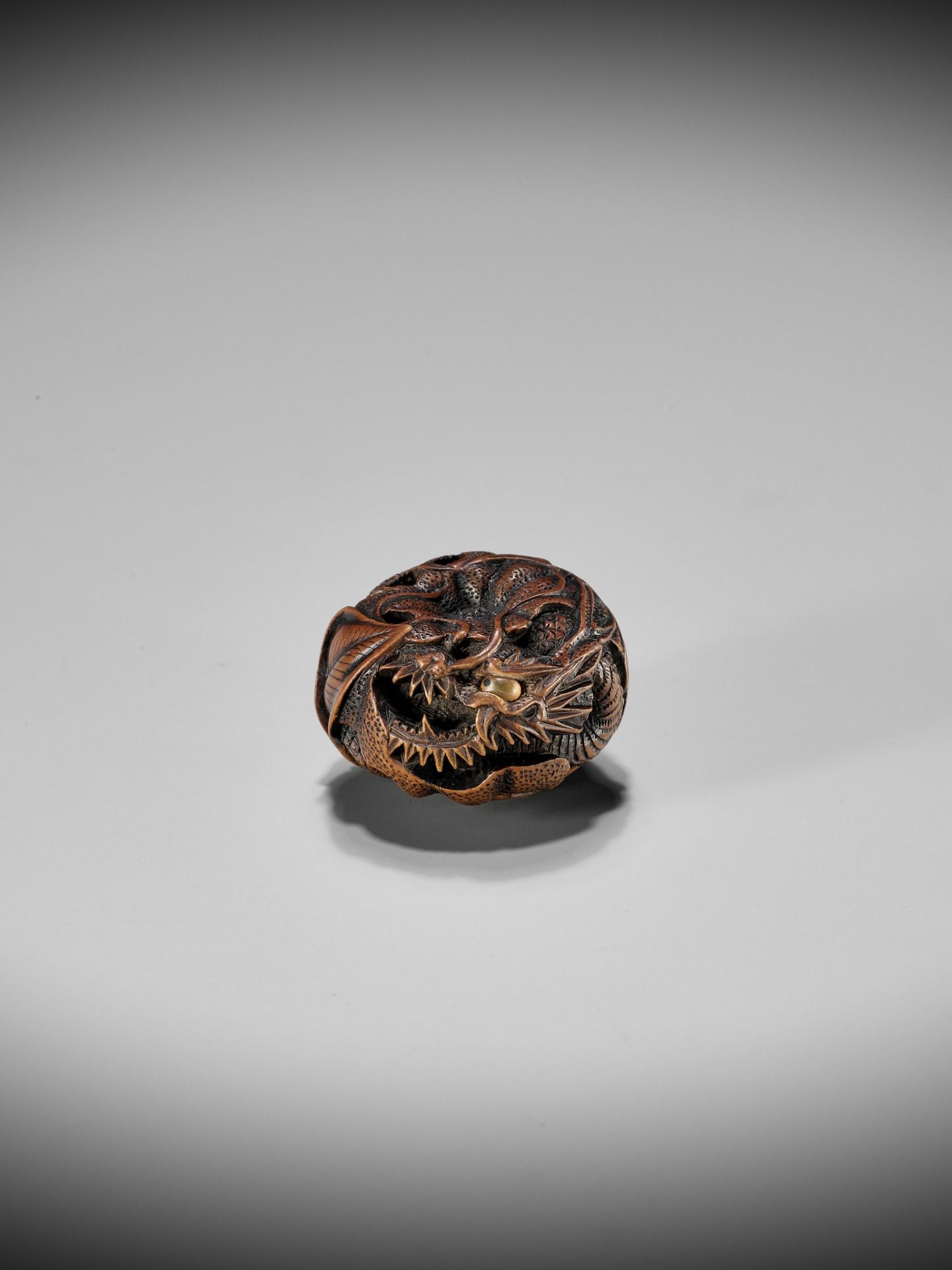 TOYOMASA: A FINE WOOD NETSUKE OF A DRAGON IN A MIKAN - Bild 6 aus 11