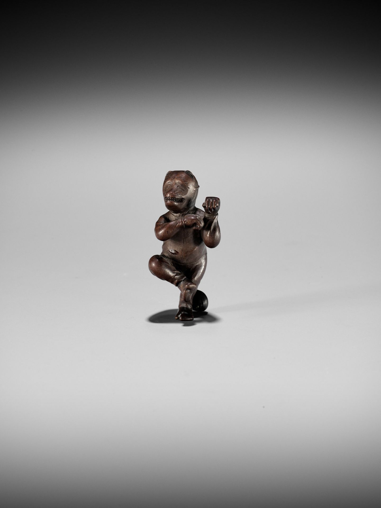 AN EXQUISITELY SMALL WOOD NETSUKE OF A FOX DANCER, ATTRIBUTED TO JUGYOKU - Image 6 of 11