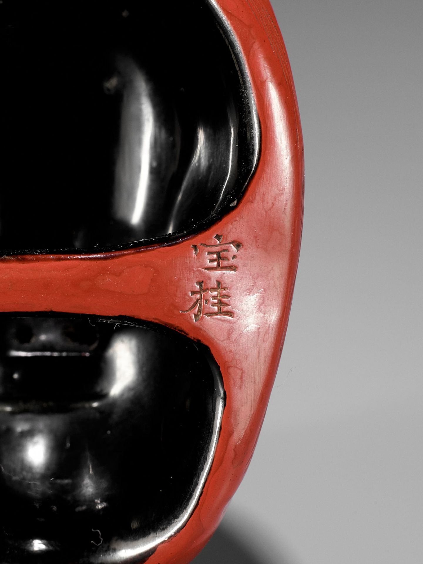 HOKEI: A MASTERFUL TSUISHU (RED LACQUER) MASK NETSUKE OF A SHOJO - Bild 12 aus 13