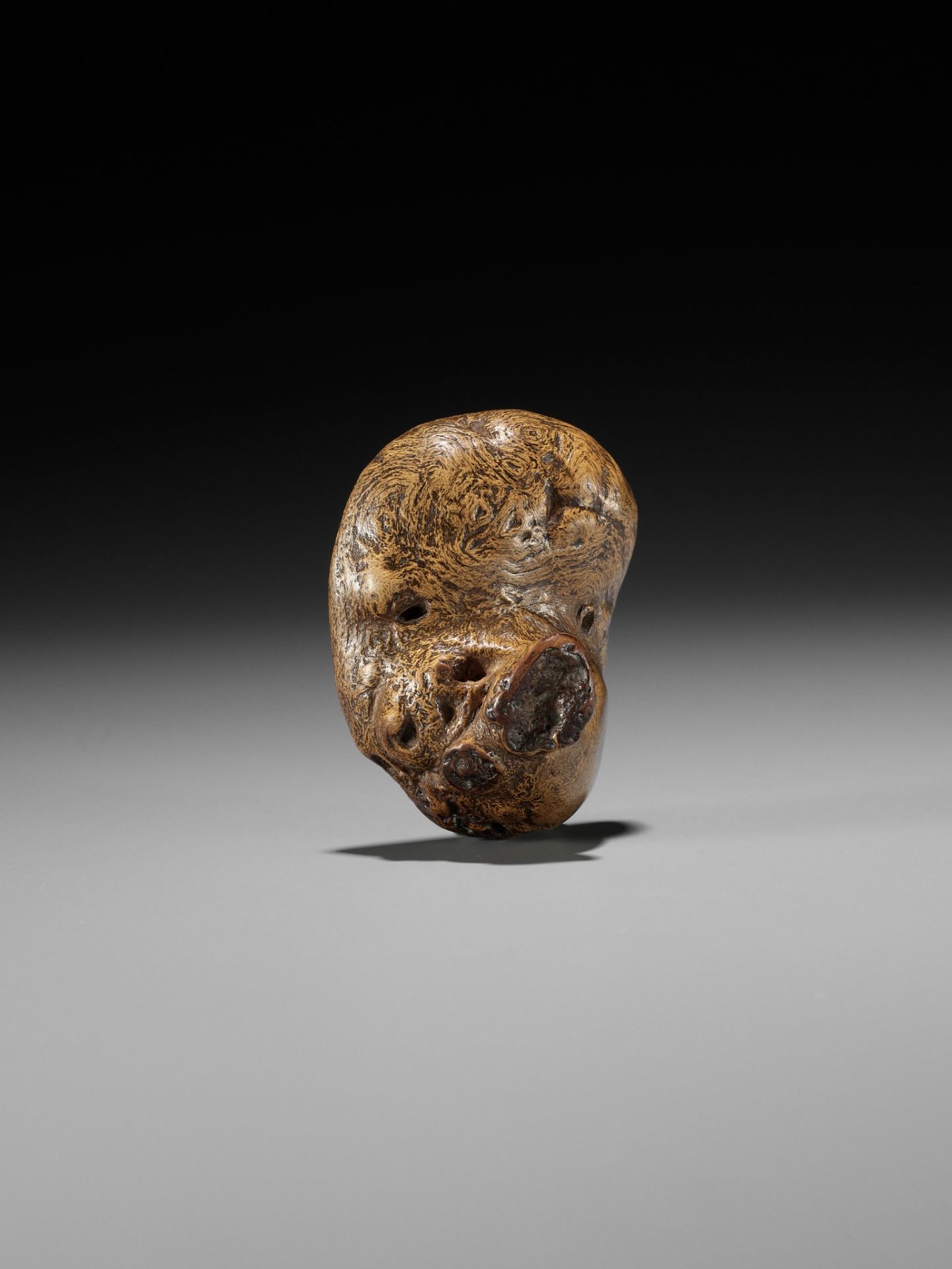 AN UNUSUAL AND RARE ROOTWOOD NETSUKE DEPICTING USOFUKI - Image 7 of 7