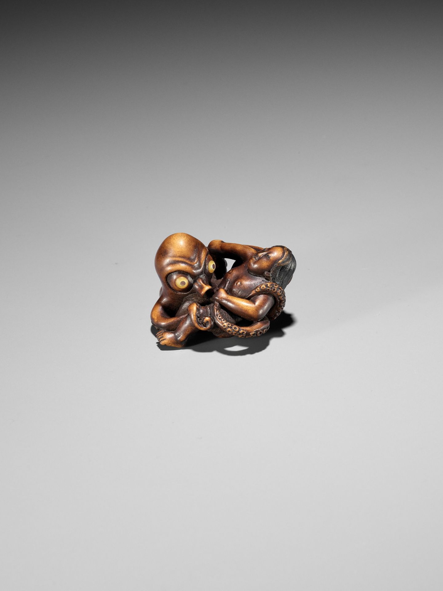 A SUPERB WOOD NETSUKE OF AN AMA STRUGGLING WITH AN OCTOPUS, ATTRIBUTED TO IKKYU - Image 2 of 16