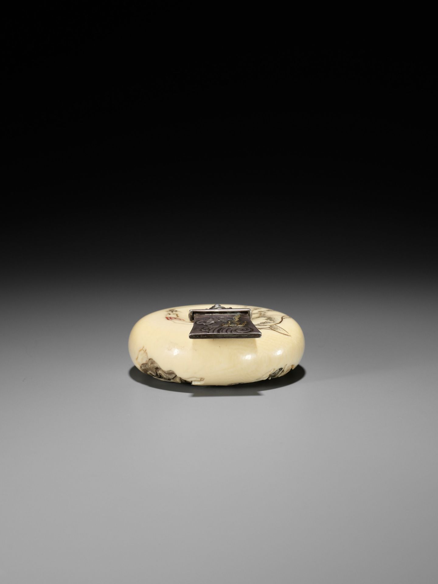 KIKUGAWA: A LARGE IVORY MANJU NETSUKE WITH OTSU-E MOTIF - Image 10 of 13