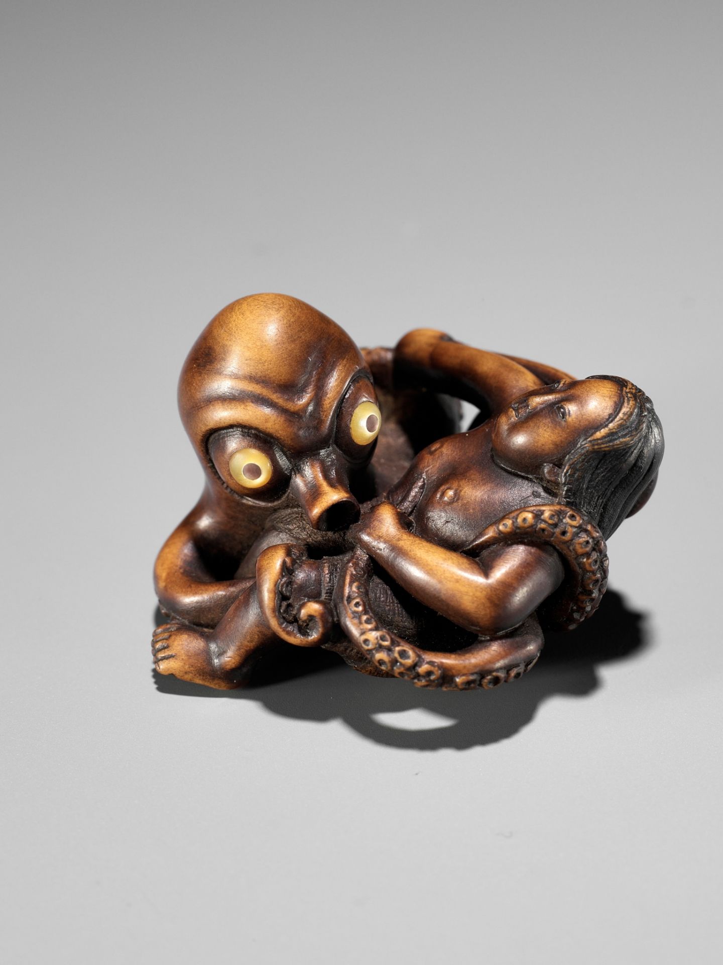 A SUPERB WOOD NETSUKE OF AN AMA STRUGGLING WITH AN OCTOPUS, ATTRIBUTED TO IKKYU - Image 9 of 16