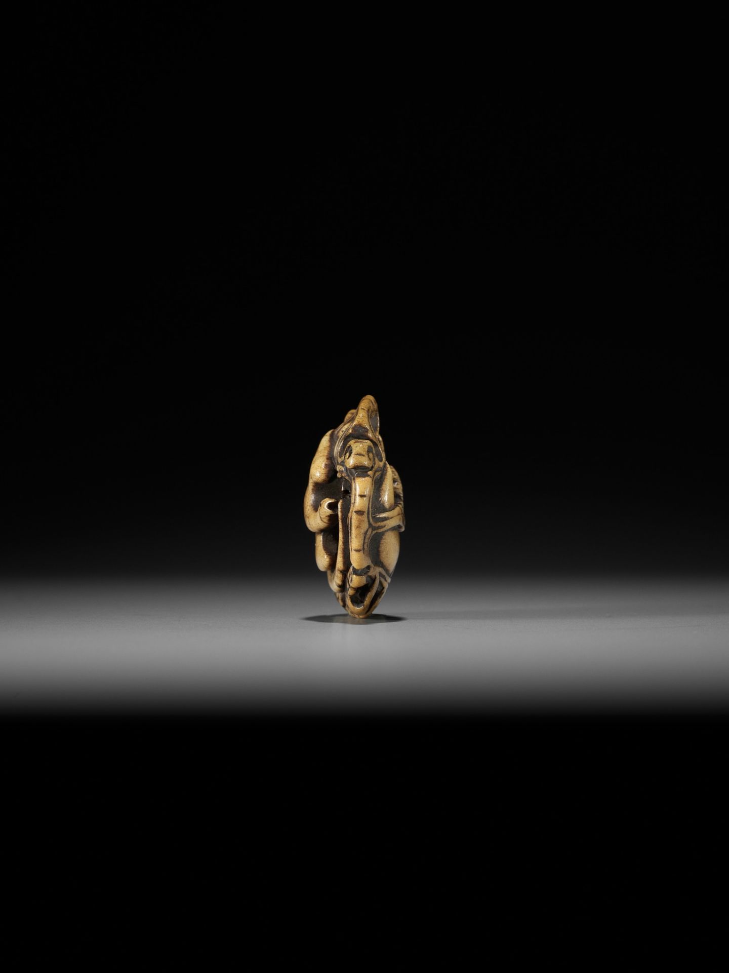 A FINE STAG ANTLER RYUSA MANJU NETSUKE OF A CUCKOO AND MOON, ATTRIBUTED TO RENSAI - Image 7 of 12