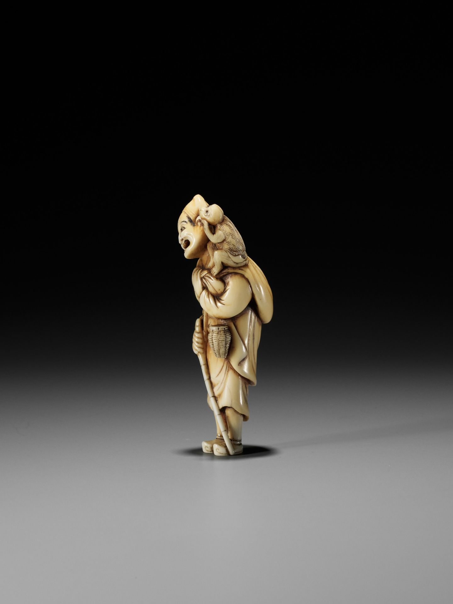 A SUPERB IVORY NETSUKE OF A SARUMAWASHI, ATTRIBUTED TO GECHU - Image 6 of 10