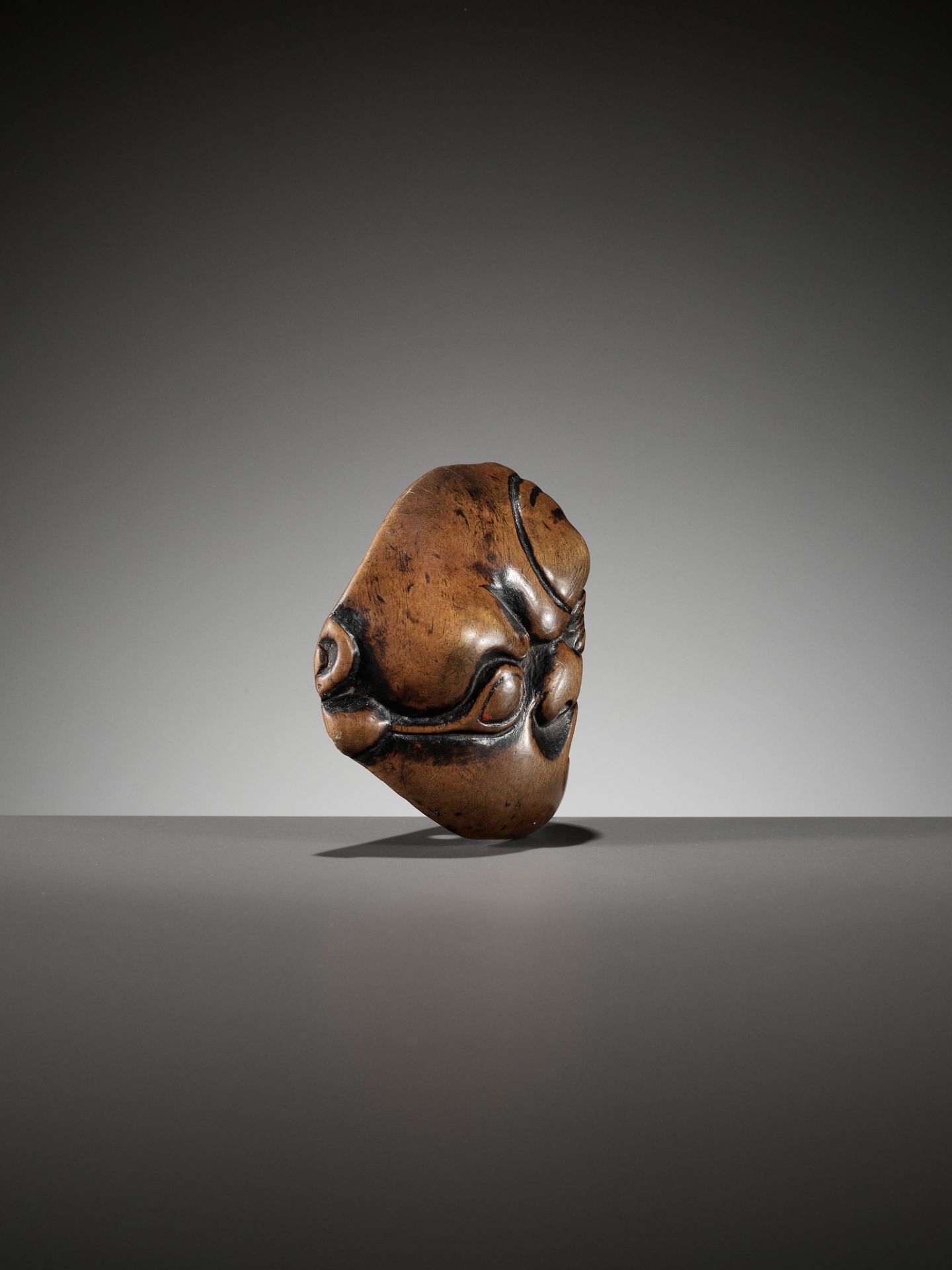 AN IMPORTANT EARLY WOOD MASK NETSUKE DEPICTING A GRIMACING MAN - Image 6 of 9