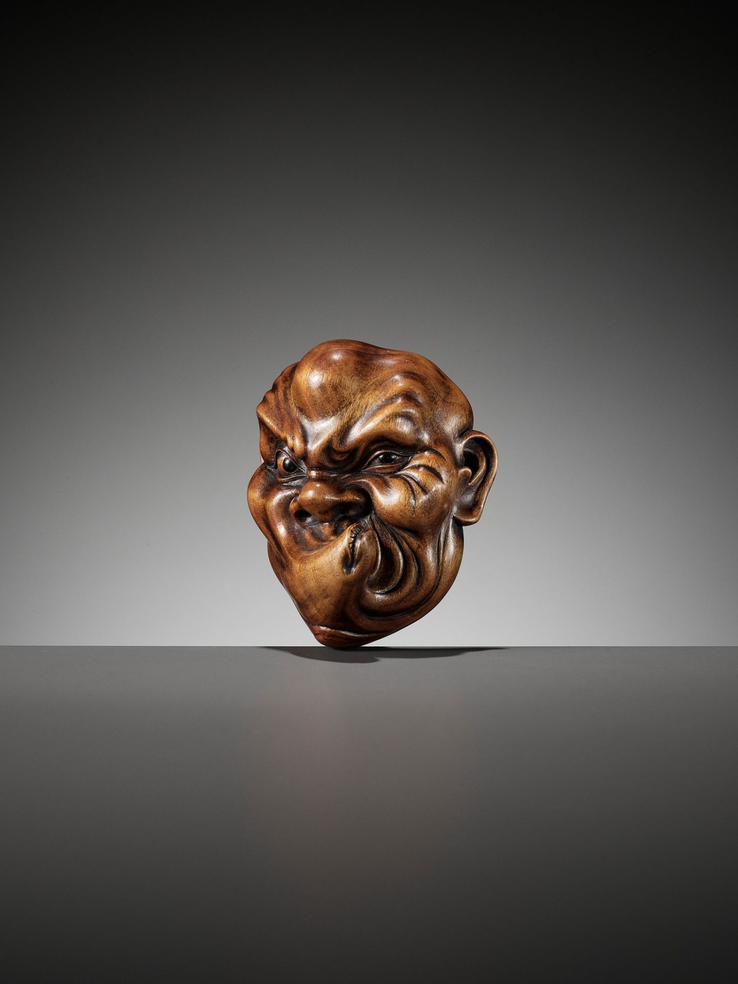 A LARGE WOOD MASK NETSUKE OF USOFUKI - Bild 6 aus 8