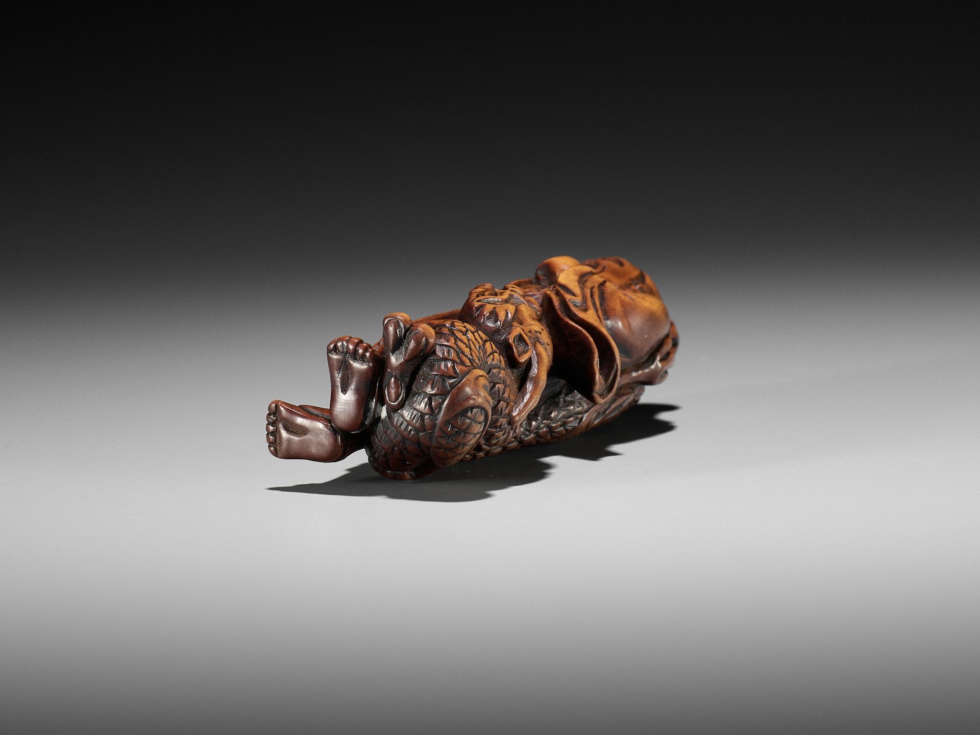 AN EXCEPTIONAL AND RARE WOOD NETSUKE OF RYO TOHIN TAUNTING A DRAGON - Image 12 of 16