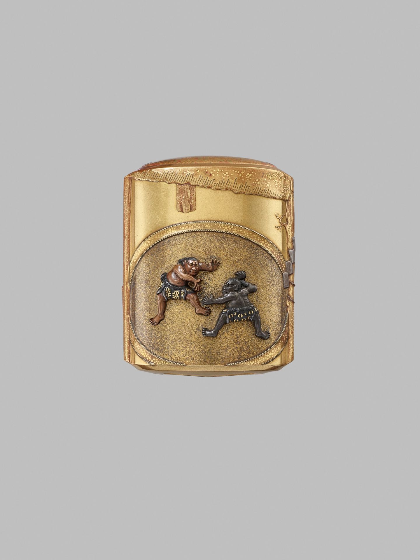 A RARE METAL-INLAID GOLD-LACQUER FOUR CASE SAYA (SHEATH) INRO DEPICTING SUMO WRESTLERS - Image 6 of 7