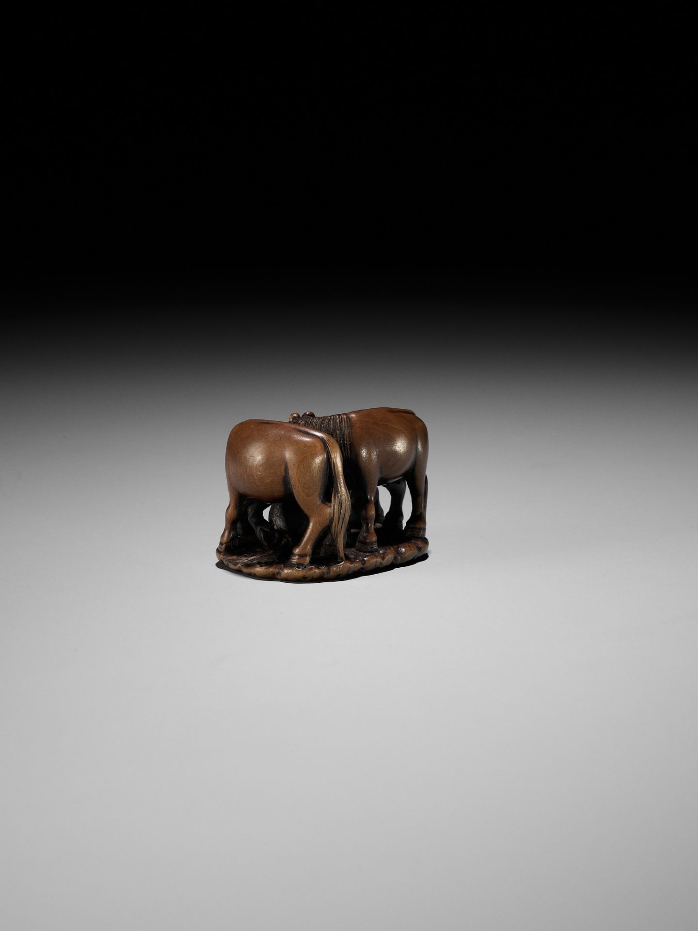 ISSAI: A CHARMING WOOD NETSUKE OF THREE HORSES - Bild 5 aus 11