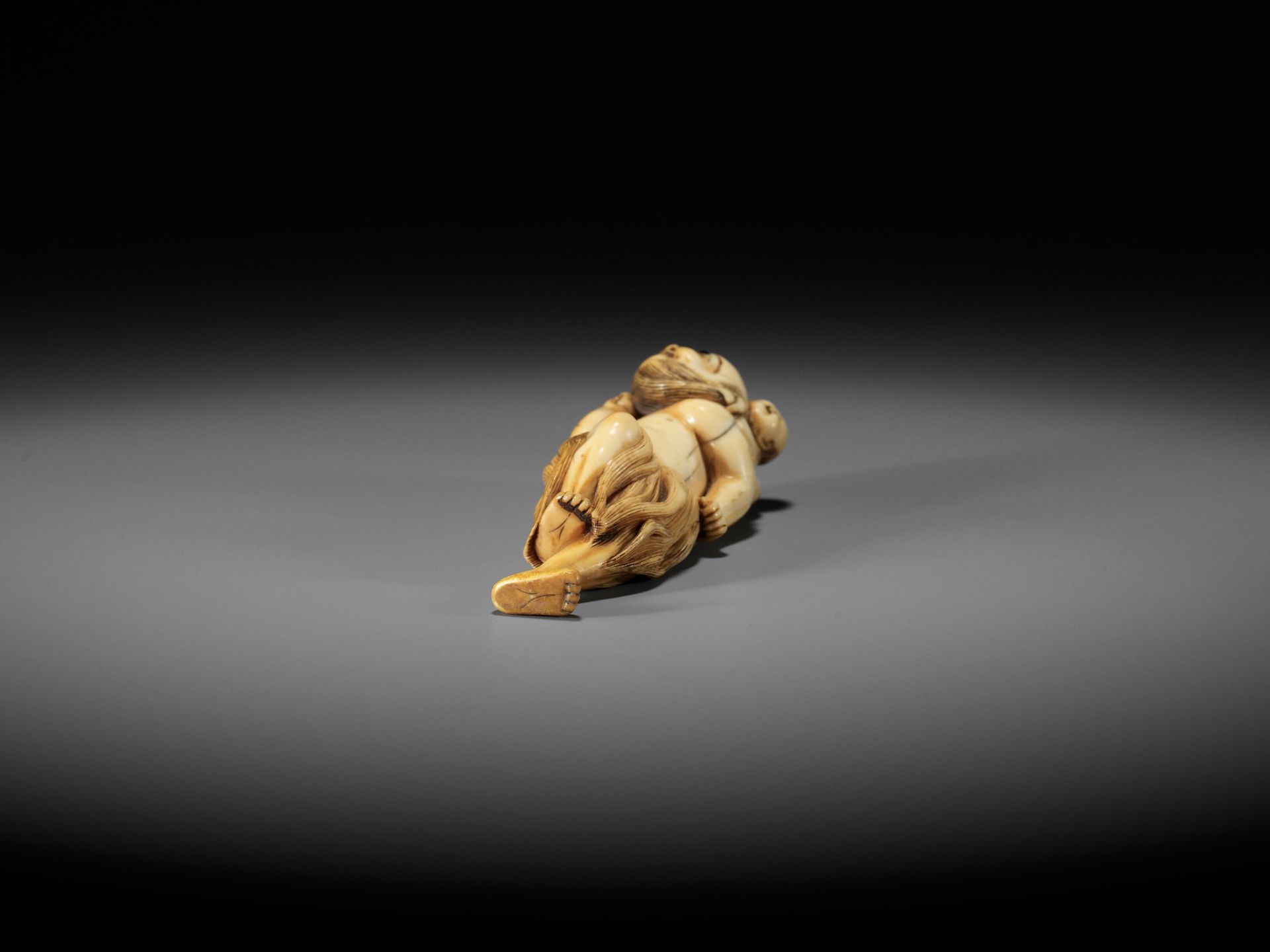 A SUPERB IVORY NETSUKE OF A FISHERMAN CARRYING A BOY, ATTRIBUTED TO GECHU - Image 11 of 12