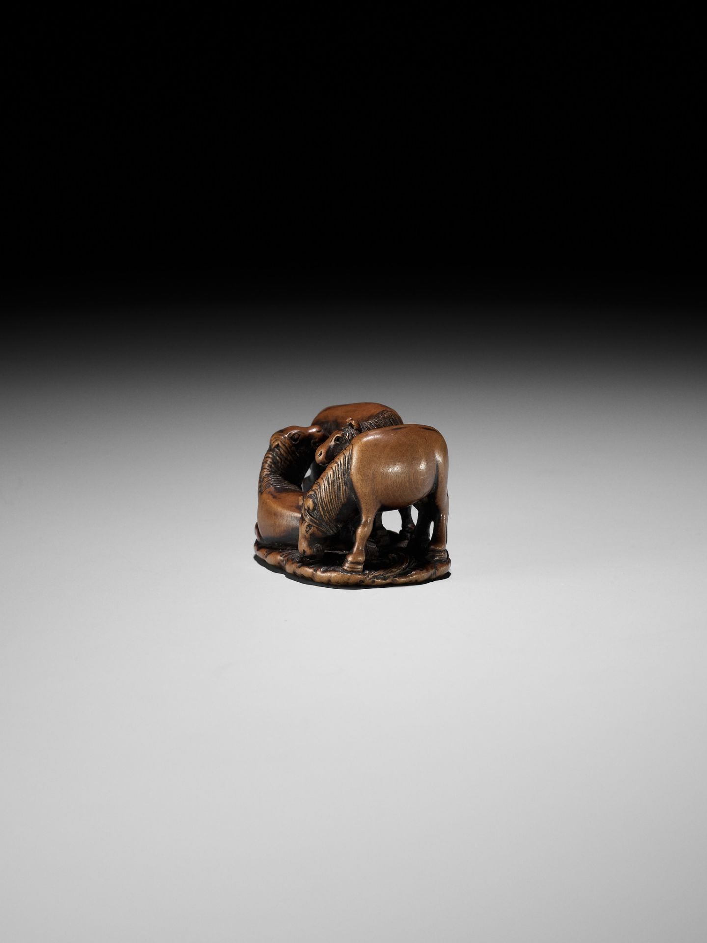 ISSAI: A CHARMING WOOD NETSUKE OF THREE HORSES - Bild 4 aus 11