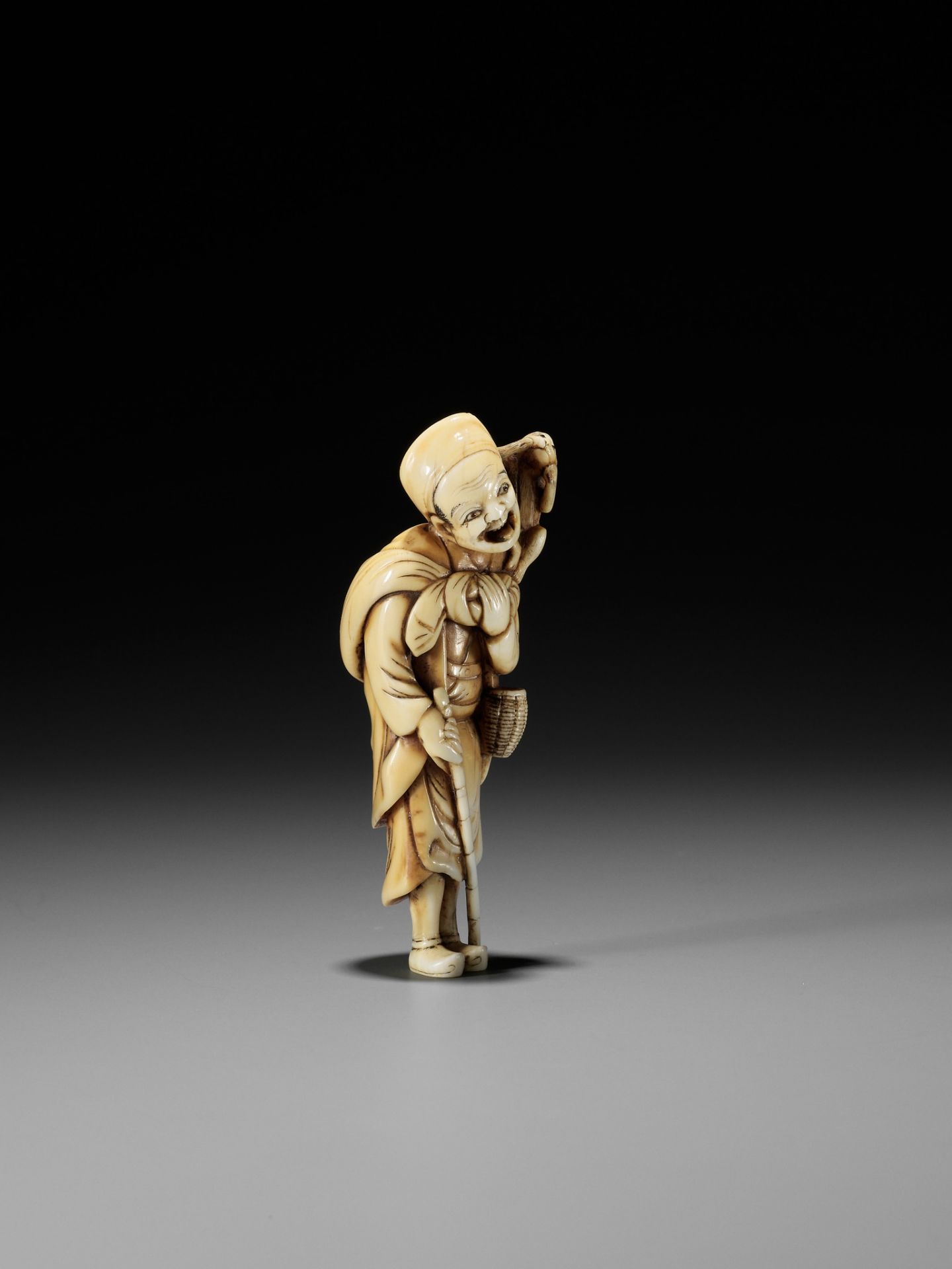 A SUPERB IVORY NETSUKE OF A SARUMAWASHI, ATTRIBUTED TO GECHU - Image 8 of 10