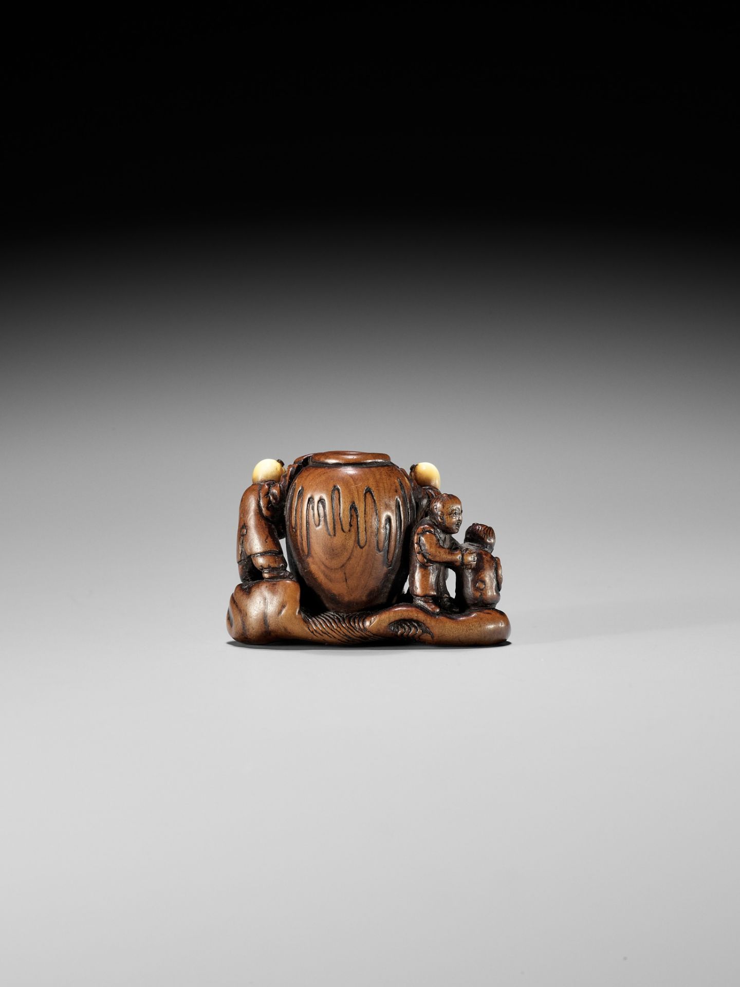 A LARGE WOOD NETSUKE DEPICTING THE STORY OF SHIBA ONKO - Image 2 of 9