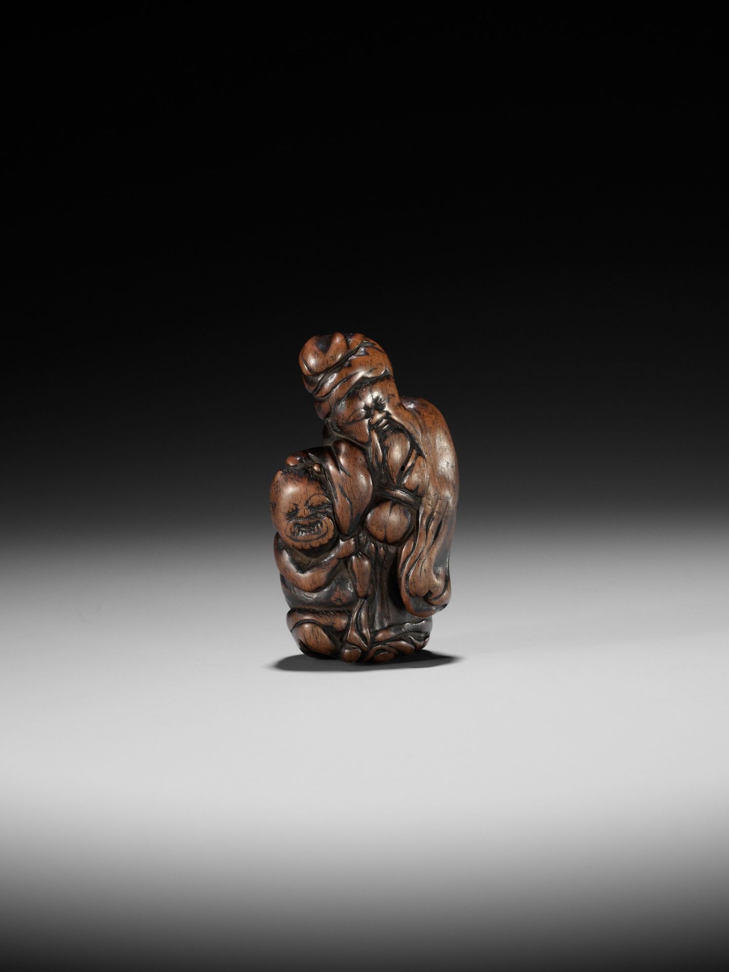 A SUPERB WOOD NETSUKE OF SHOKI AND ONI - Bild 2 aus 12