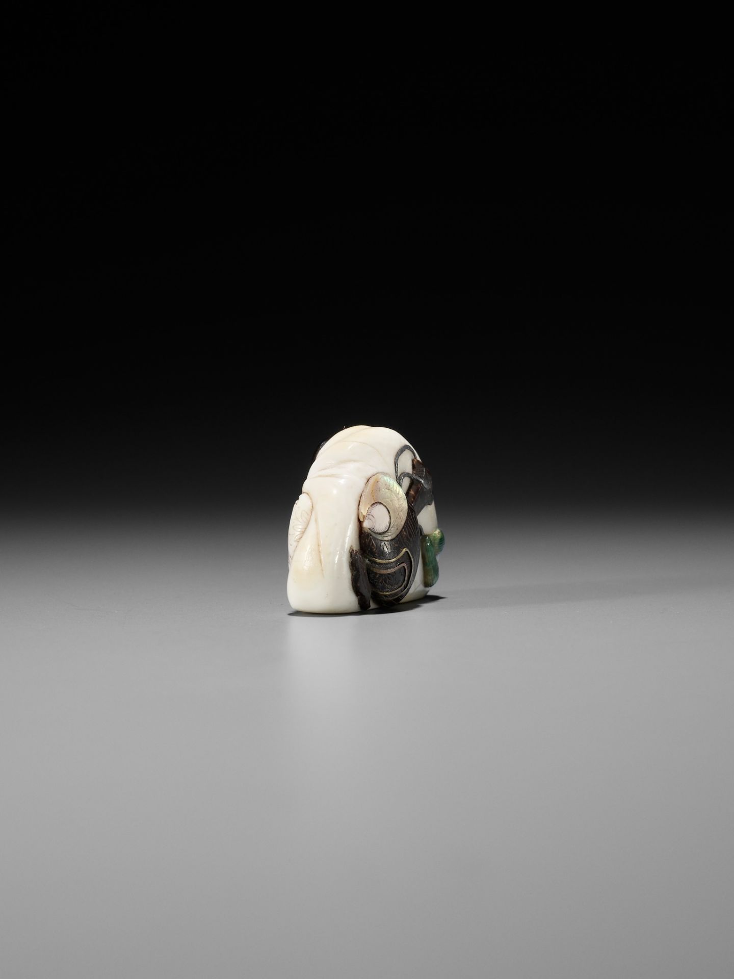 HOKOKU: A SHIBAYAMA-INLAID IVORY NETSUKE DEPICTING DAIKOKU - Image 6 of 11