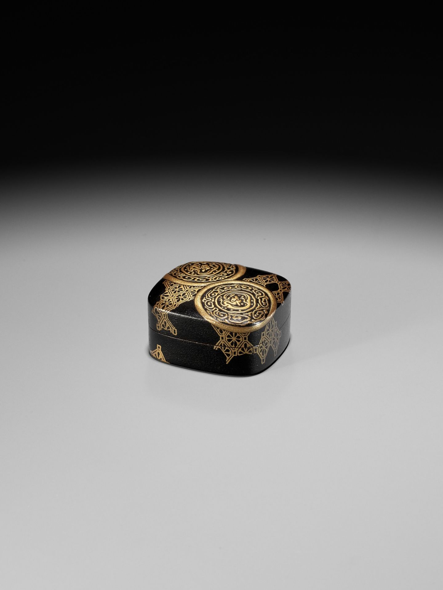 SHIBATA SHINSAI: A FINE AND RARE LACQUER HAKO NETSUKE - Image 9 of 15