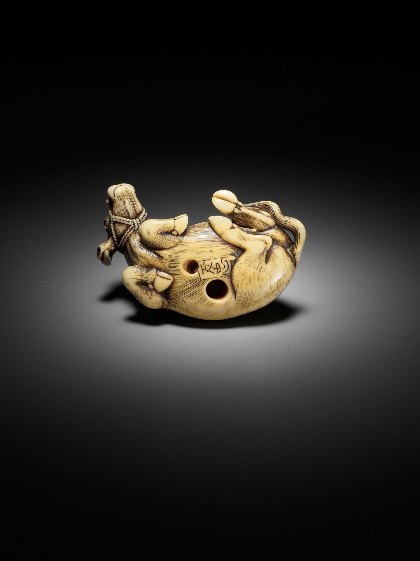 TOMOTADA: A SUPERB IVORY NETSUKE OF A RECUMBENT COW - Bild 4 aus 18