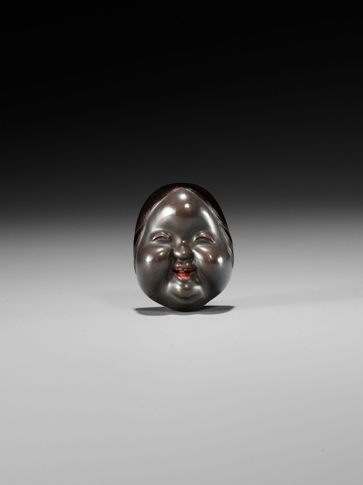 A FINE LACQUER MASK NETSUKE OF OKAME - Bild 3 aus 10