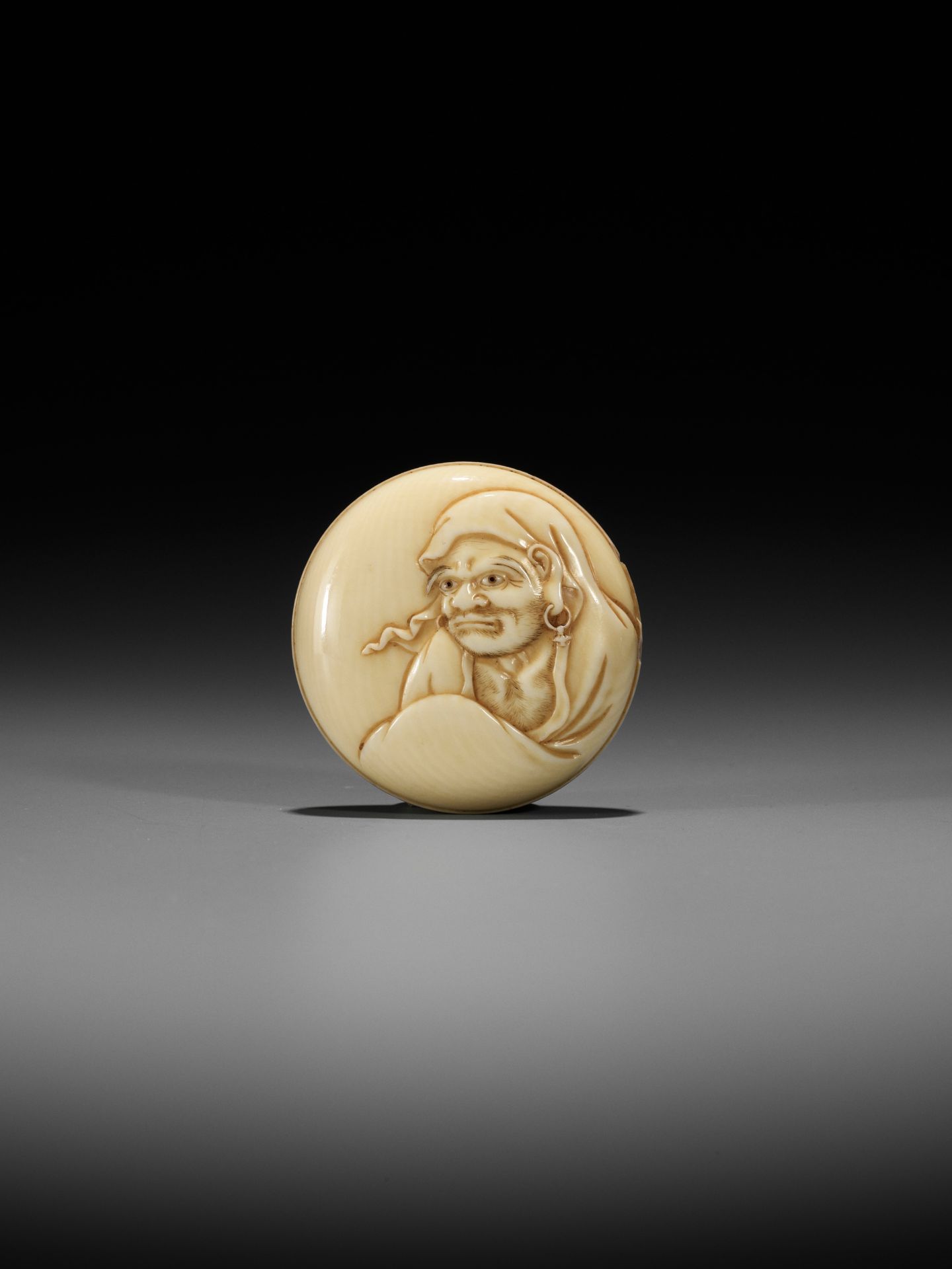 JUGYOKU: A VERY FINE IVORY MANJU NETSUKE OF DARUMA - Image 4 of 8