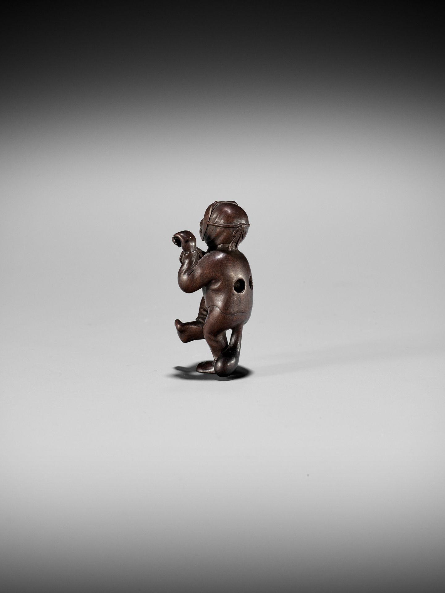 AN EXQUISITELY SMALL WOOD NETSUKE OF A FOX DANCER, ATTRIBUTED TO JUGYOKU - Image 8 of 11