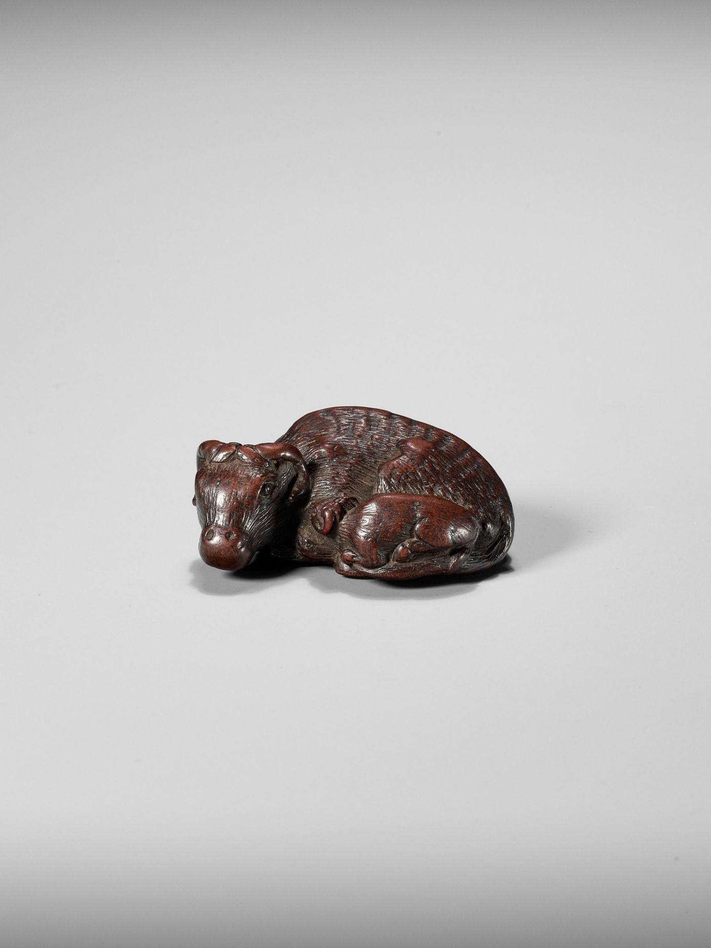 A SUPERB AND VERY RARE WOOD NETSUKE OF AN OX AND CALF, ATTRIBUTED TO TAMETAKA - Image 7 of 12