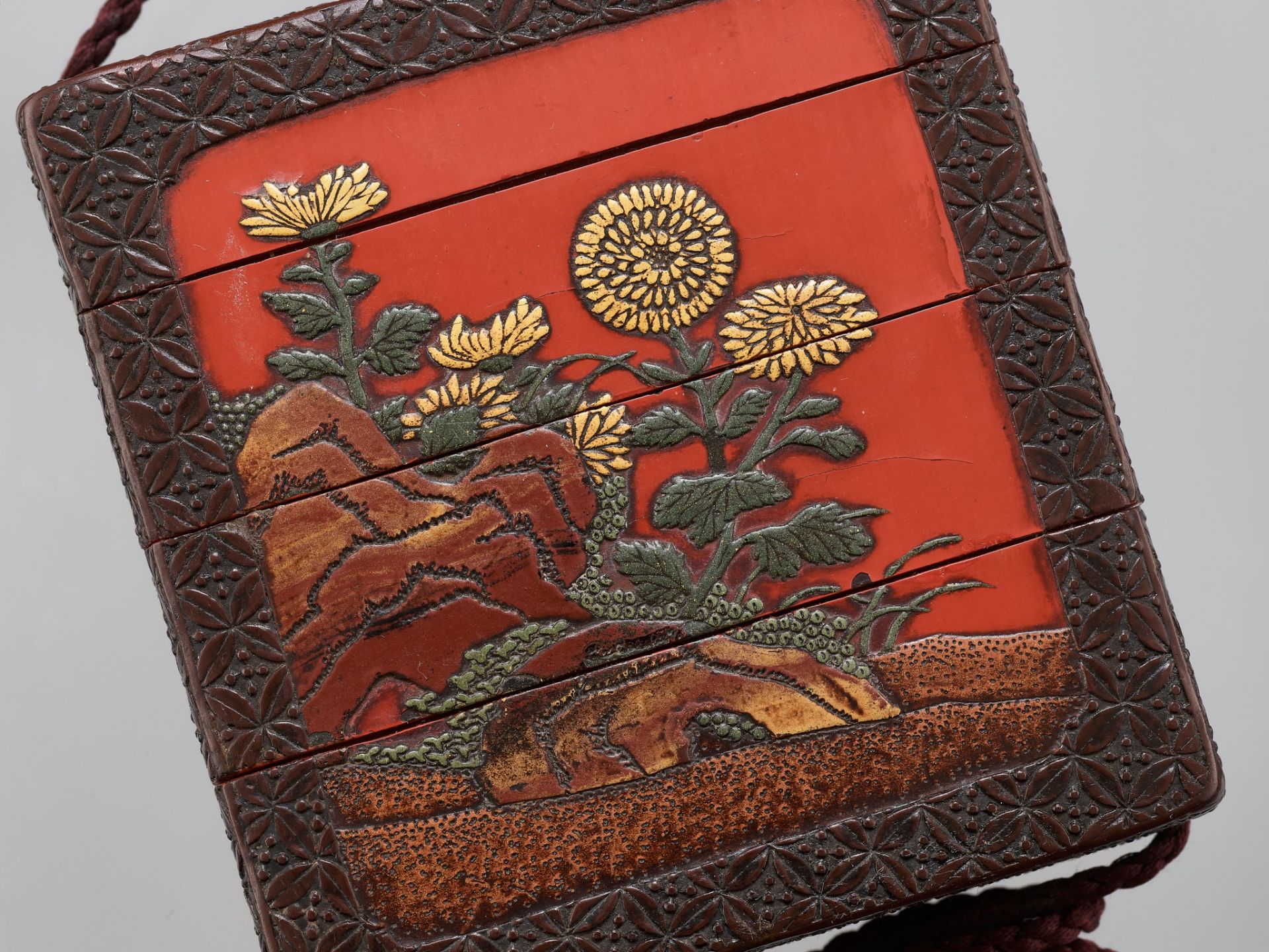 A VERY RARE RYUKYU LACQUER THREE-CASE INRO DEPICTING FIGHTING BEARS AND CHRYSANTHEMUM - Image 3 of 7