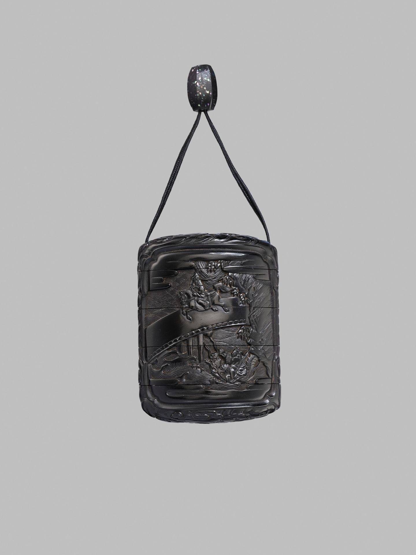 ZONSEI: A FINE TSUIKOKU (CARVED BLACK LACQUER) FOUR-CASE INRO DEPICTING CHORYO AND KOSEKIKO - Image 3 of 7