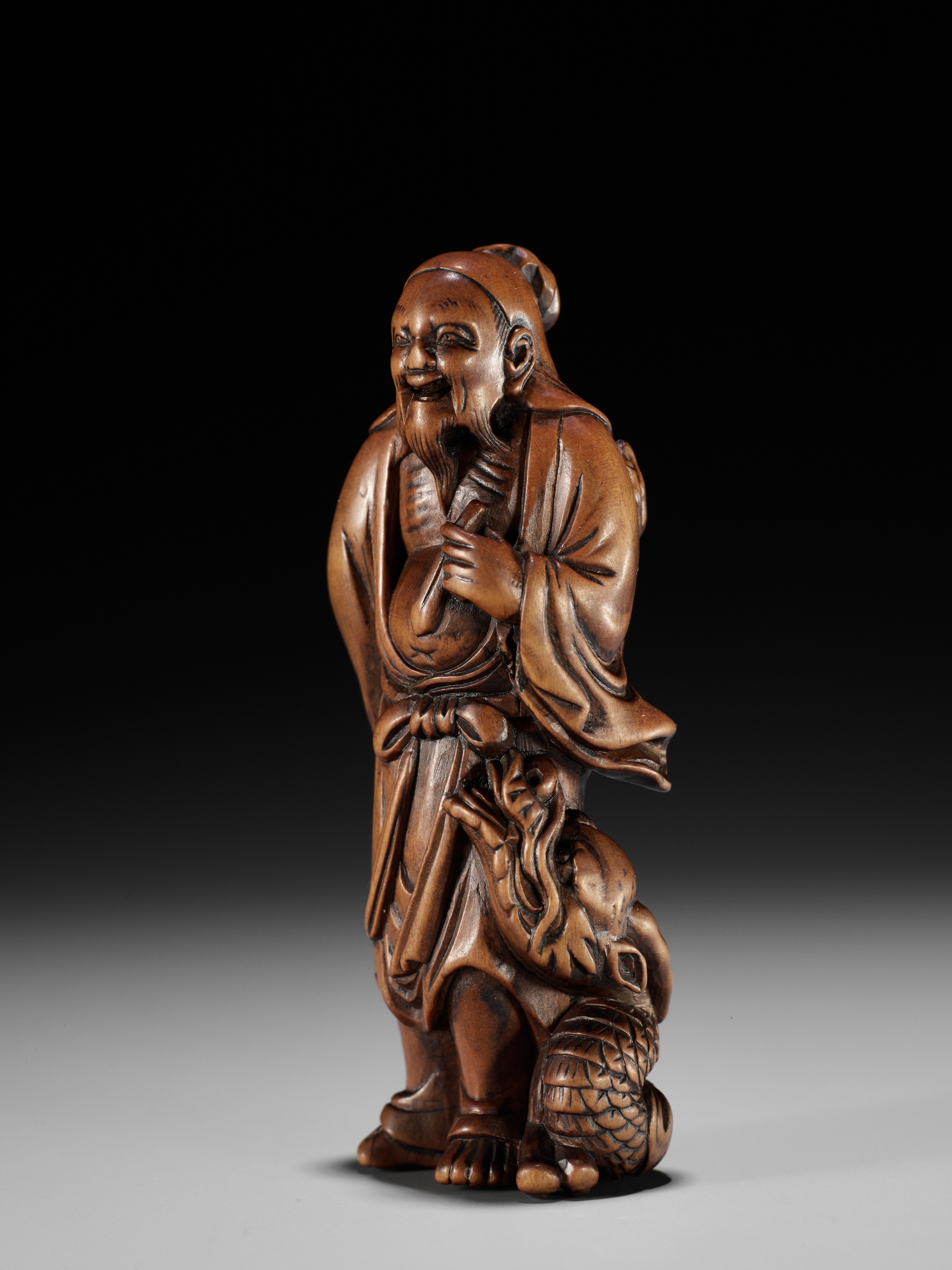 AN EXCEPTIONAL AND RARE WOOD NETSUKE OF RYO TOHIN TAUNTING A DRAGON - Image 14 of 16