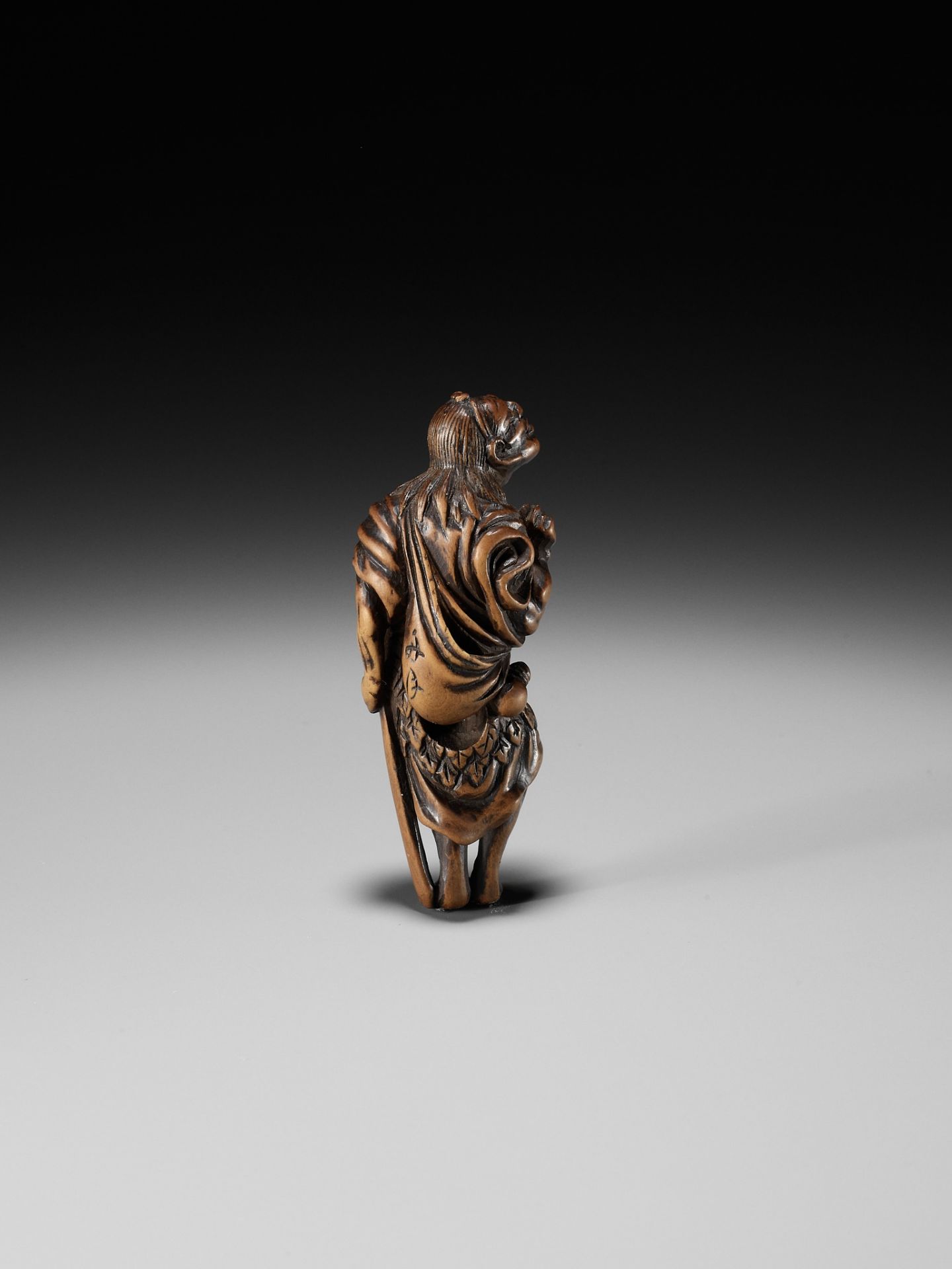 SHUGETSU I: A SUPERB WOOD NETSUKE OF TEKKAI SENNIN Lot 191 - NE0422 - Bild 8 aus 14