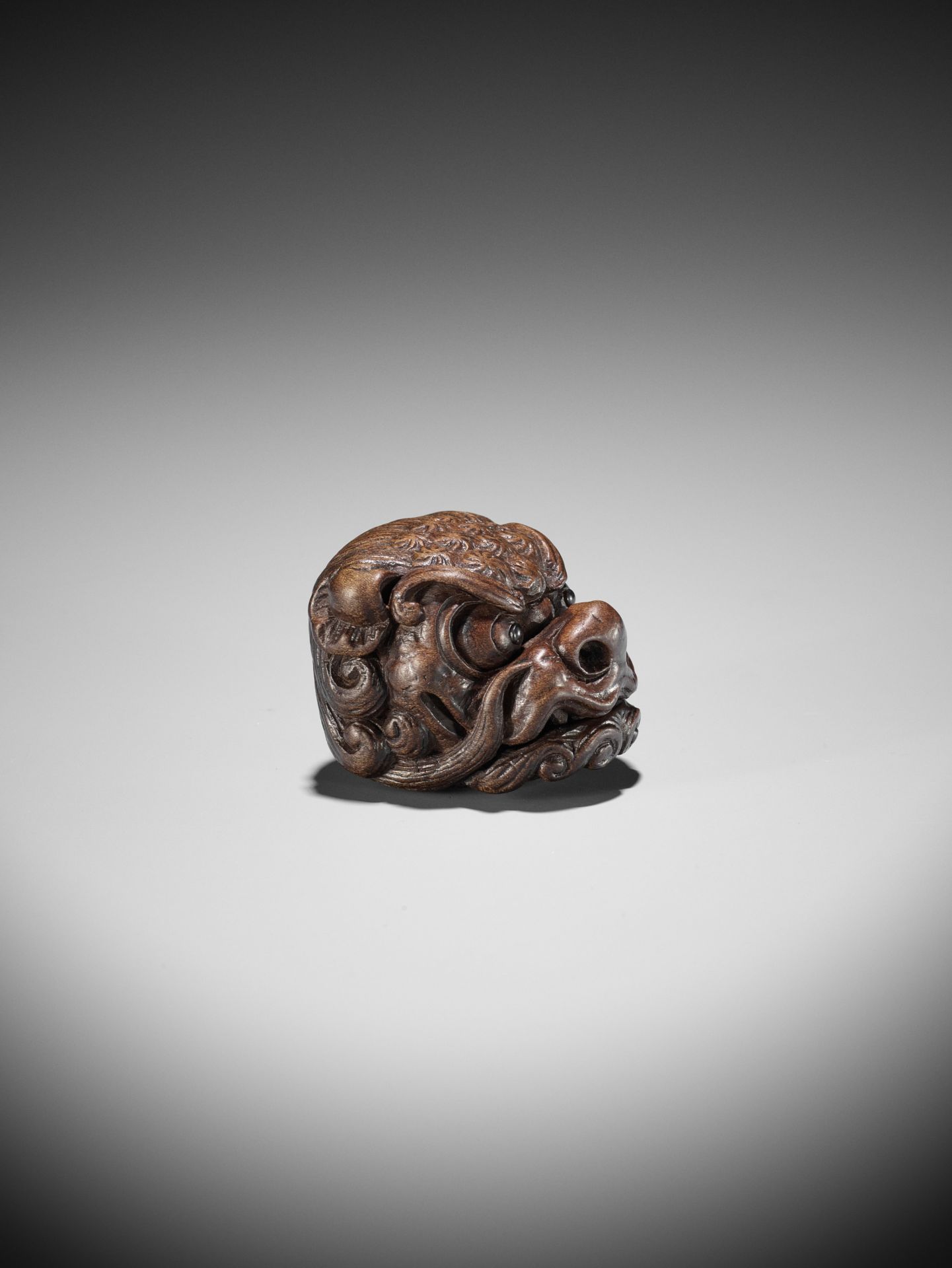 TAMETAKA: A SUPERB WOOD MASK NETSUKE OF A SHISHI - Bild 13 aus 15