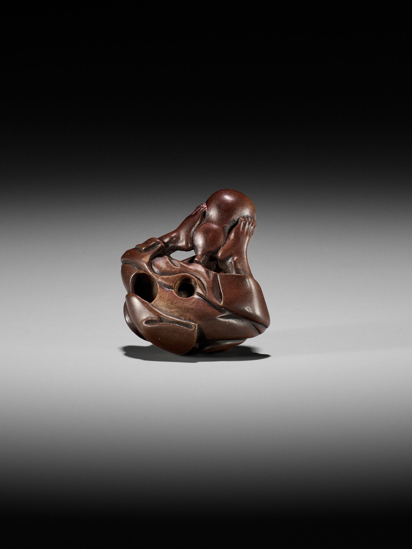 AN AMUSING EDO SCHOOL WOOD SHUNGA NETSUKE OF A MAN CUTTING A HYOTAN - Image 11 of 11