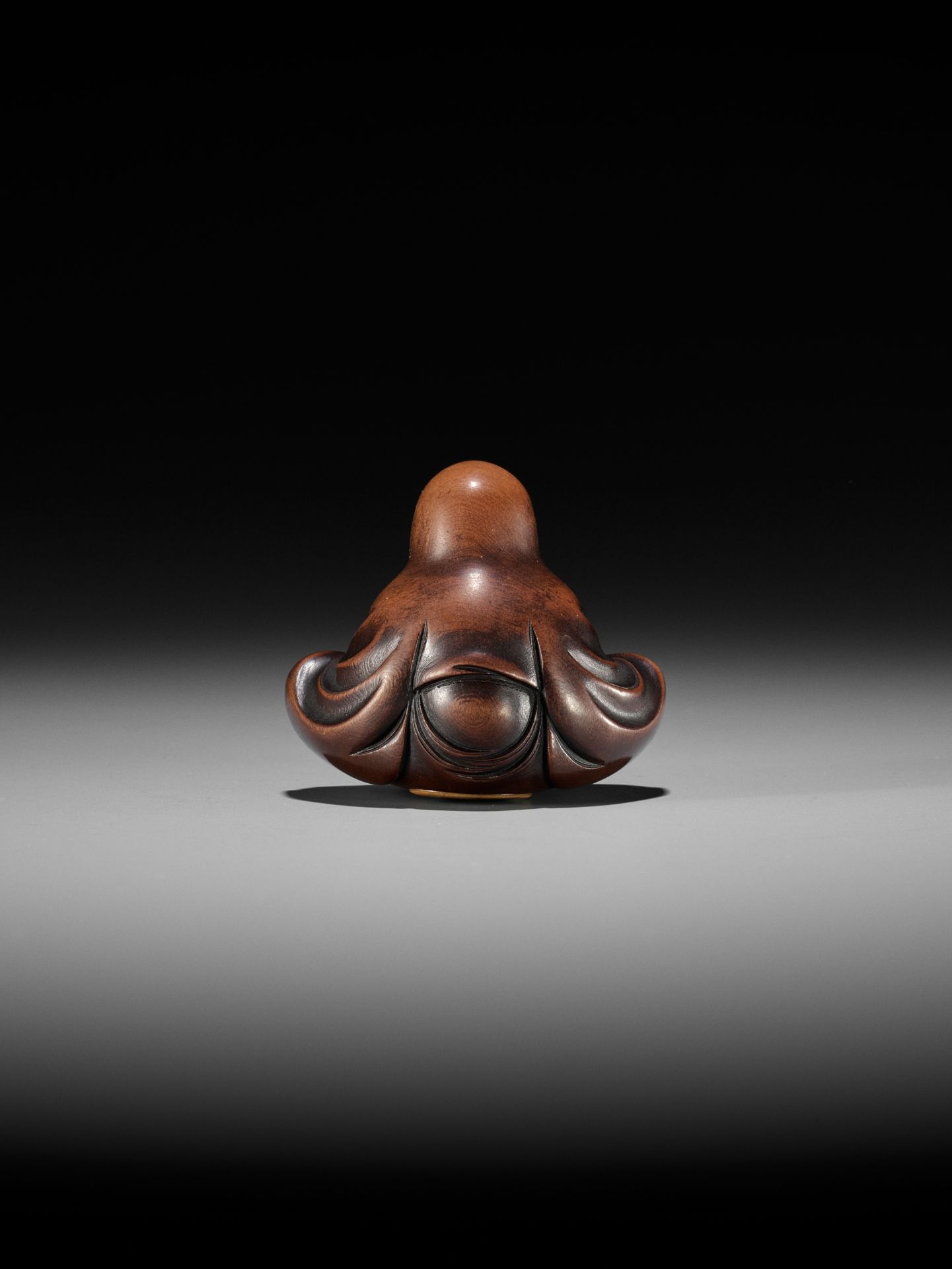 SHUGETSU SHIZAN: A LARGE WOOD NETSUKE OF DARUMA - Bild 5 aus 9