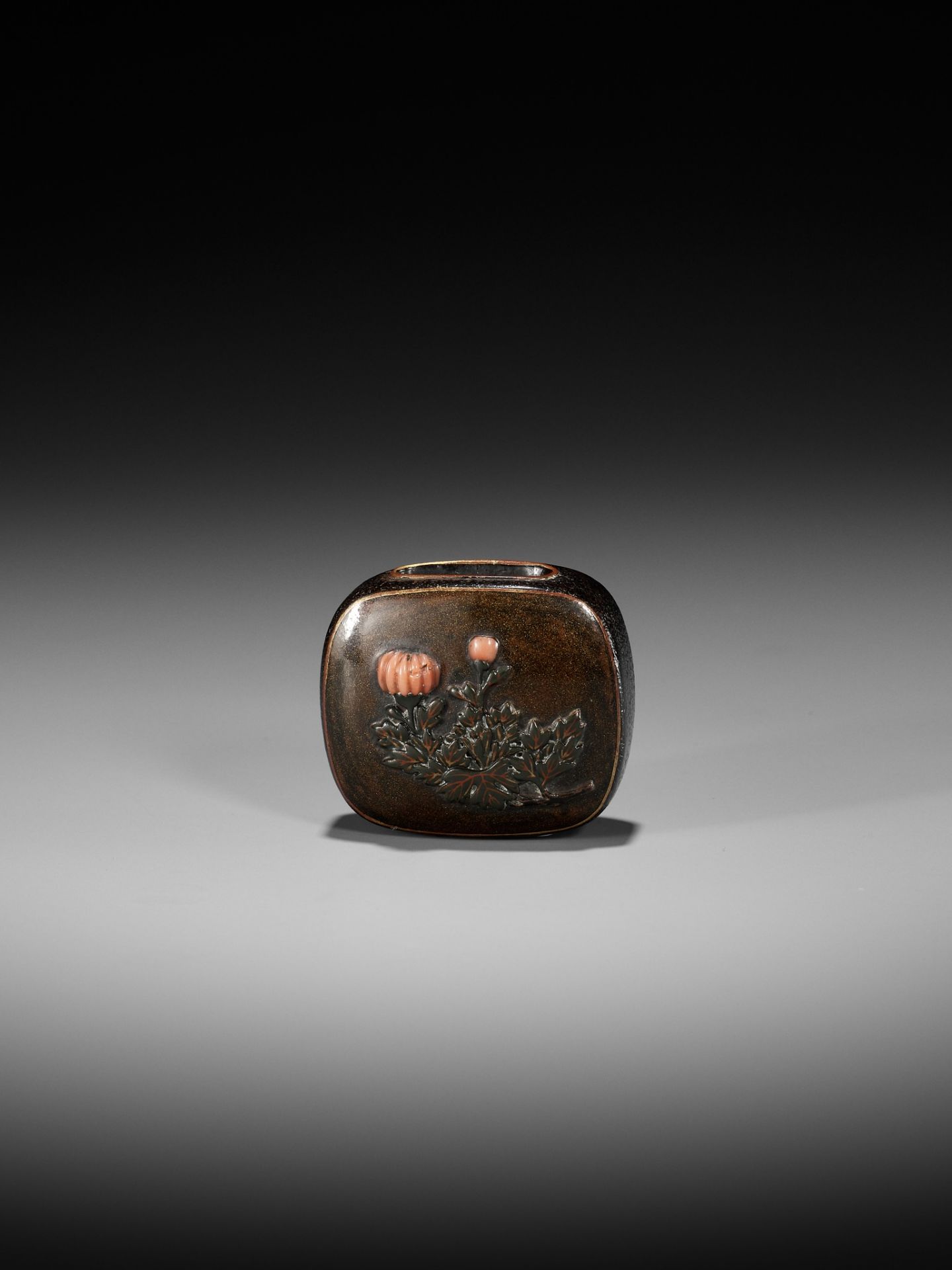 A RARE AND UNUSUAL LACQUER NETSUKE WITH FLORAL DESIGN - Image 2 of 10