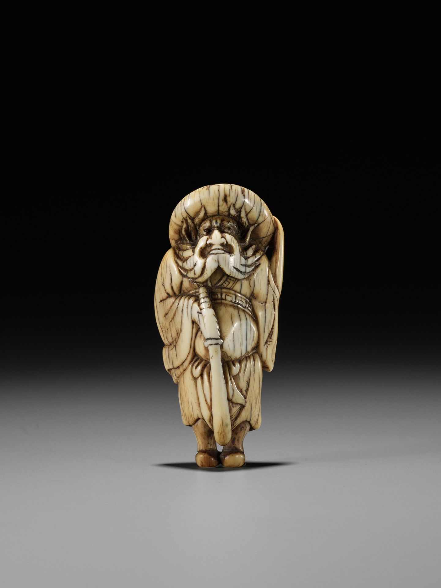 A GOOD KYOTO SCHOOL IVORY NETSUKE OF SHOKI, ATTRIBUTED TO OKATOMO - Bild 6 aus 13