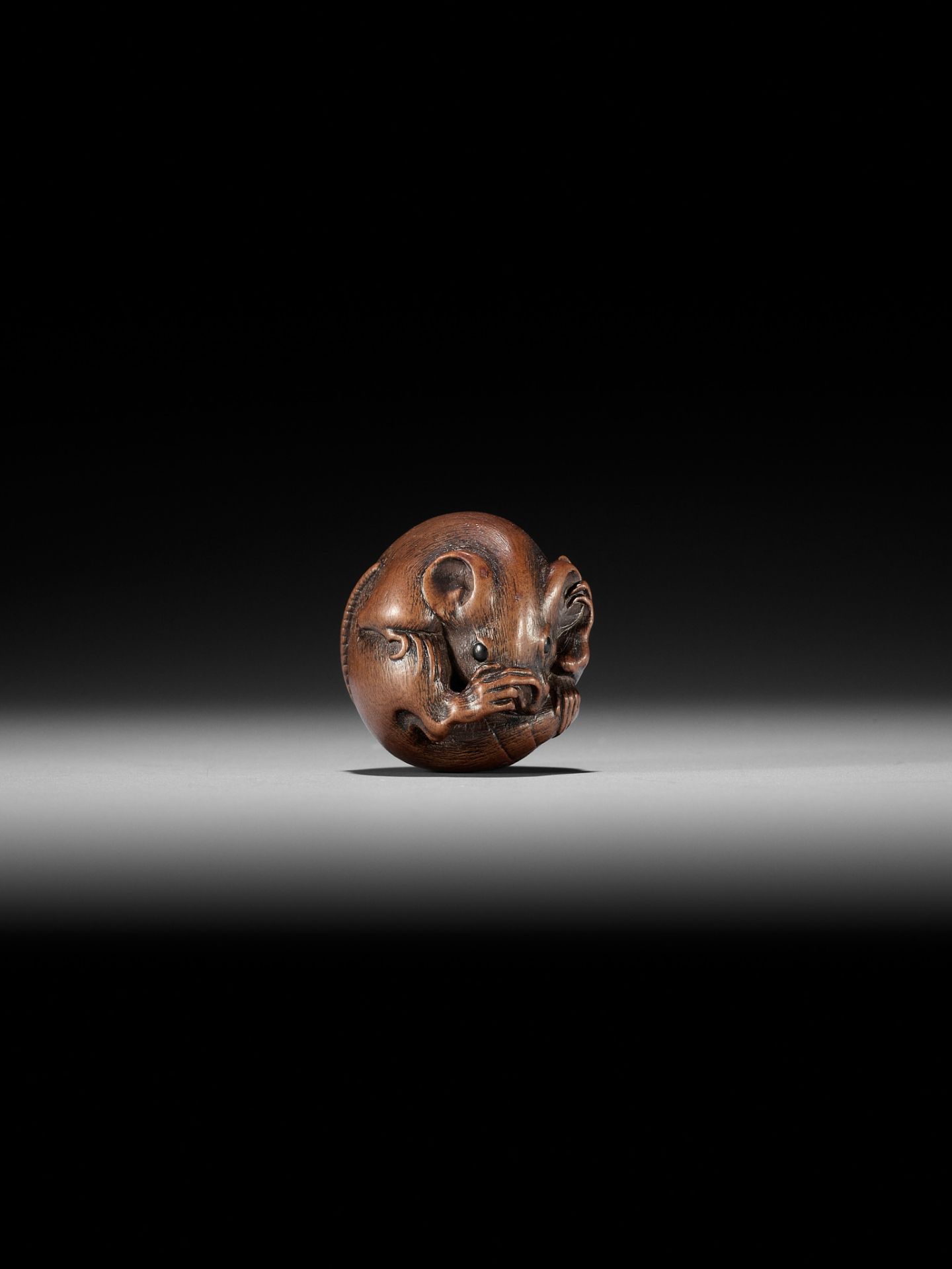 ITTAN: A FINE WOOD NETSUKE OF A COILED RAT - Bild 9 aus 11