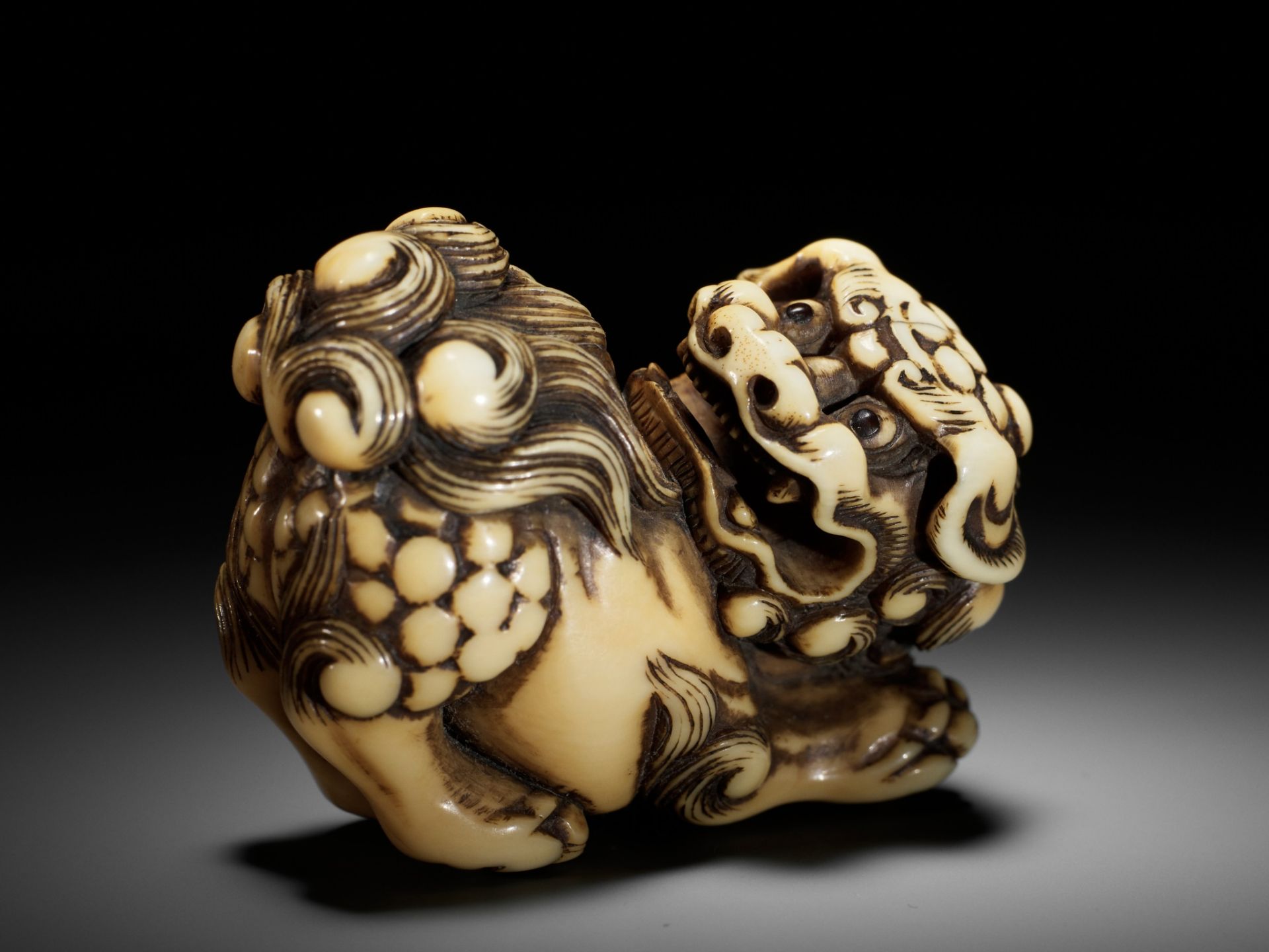 AN IVORY NETSUKE OF A PRANCING SHISHI - Image 14 of 17