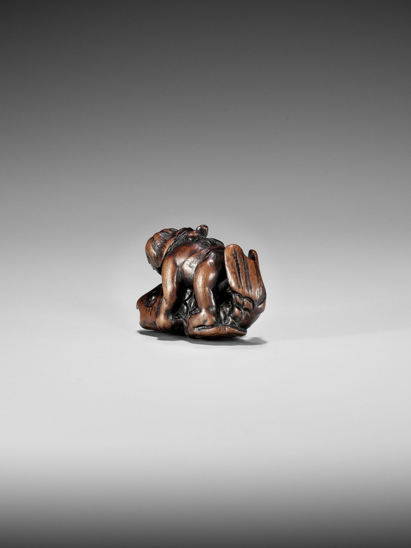 AN EARLY WOOD NETSUKE DEPICTING ONIWAKAMARU BATTLING THE GIANT CARP - Image 5 of 9