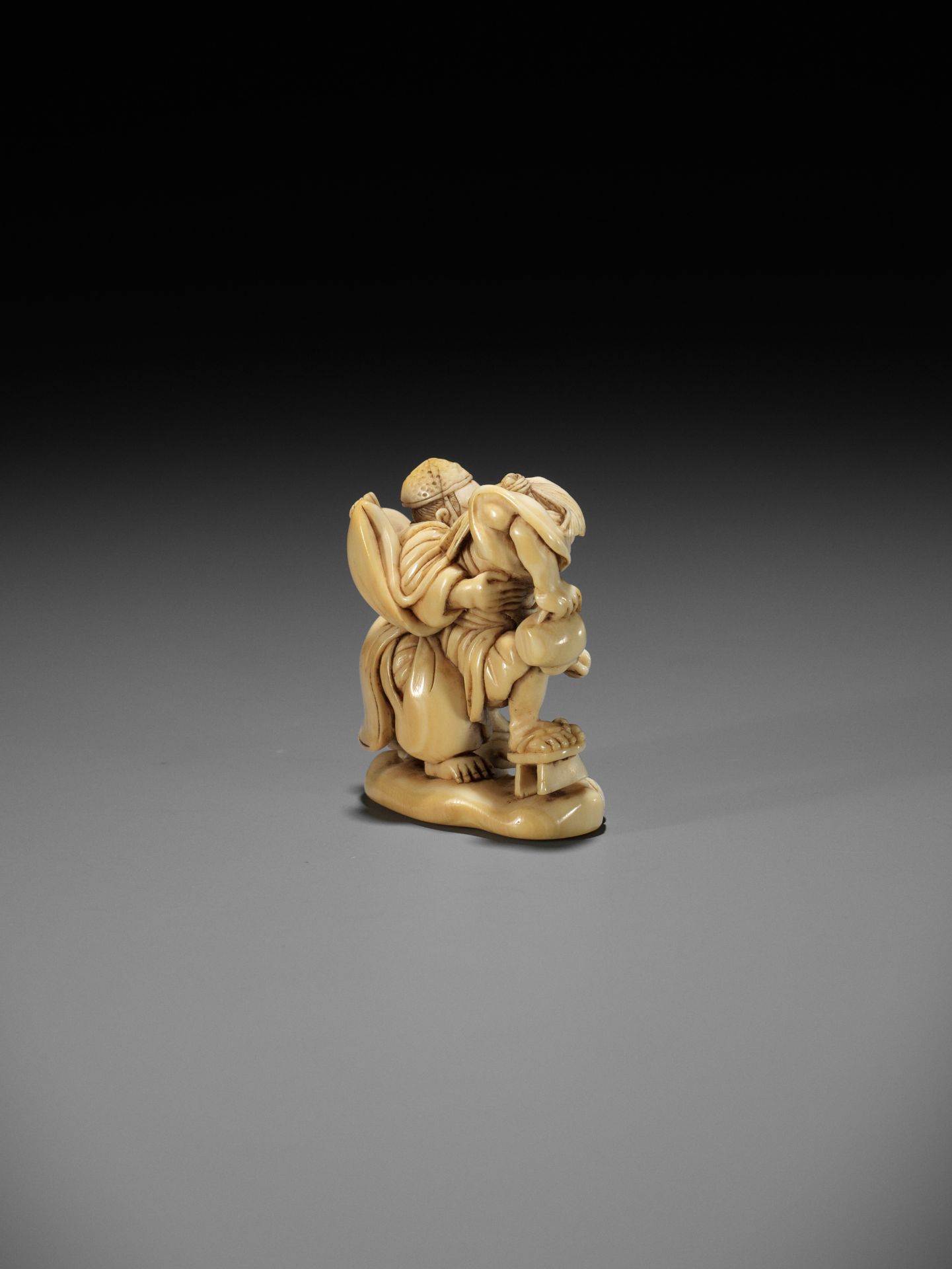 AN EARLY IVORY NETSUKE OF TAIRA NO TADAMORI CAPTURING THE OIL THIEF - Image 8 of 11