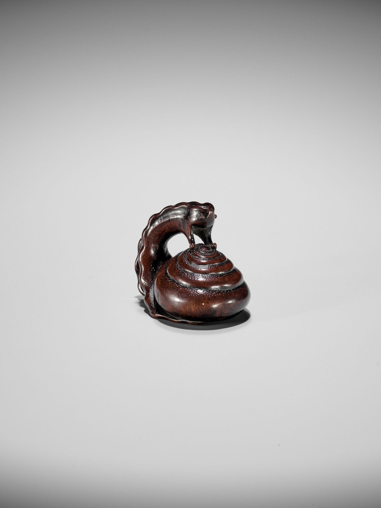 SHUZAN: AN EXCEPTIONAL WOOD NETSUKE OF A SNAIL ACROBAT - Bild 22 aus 25