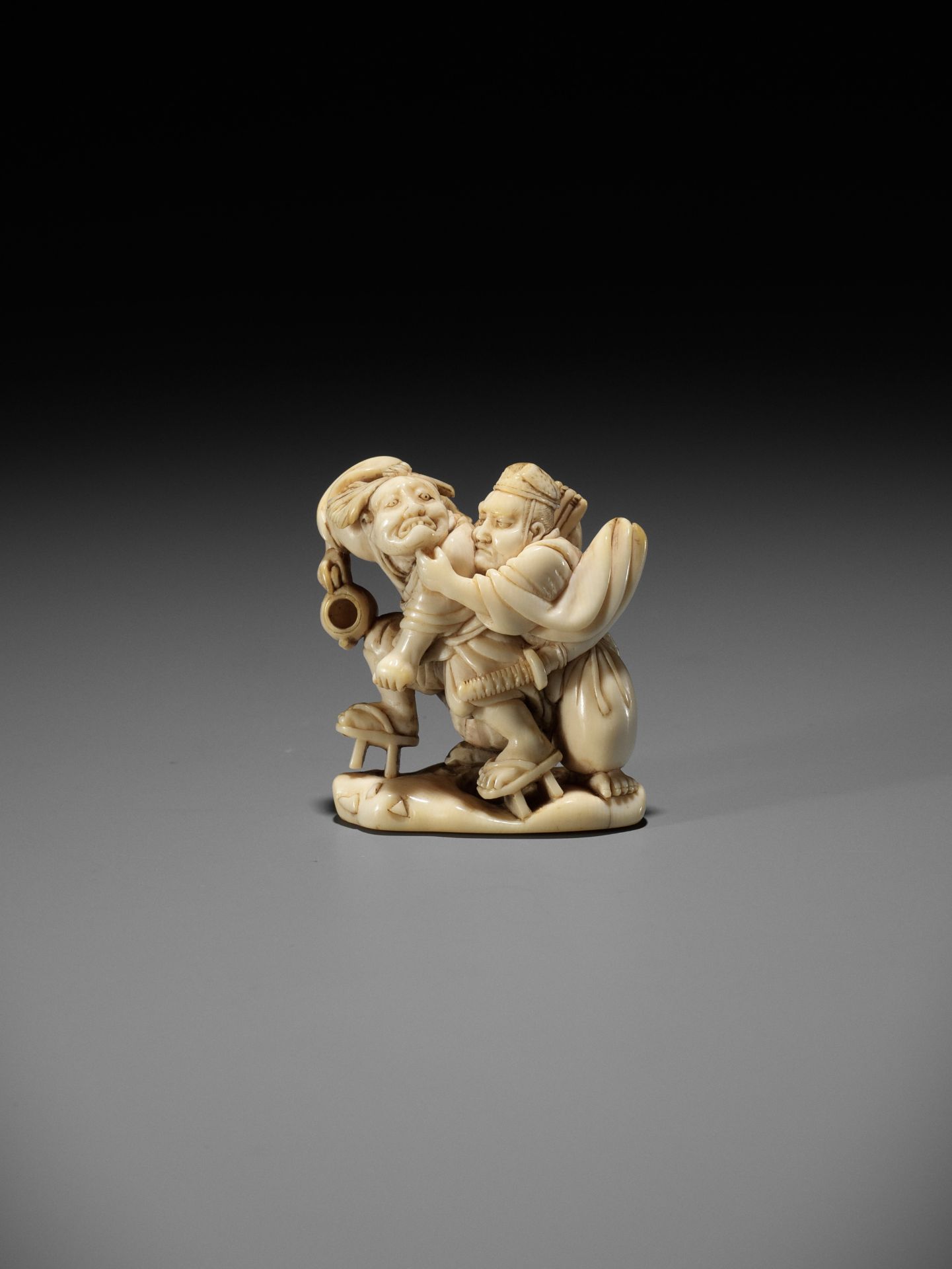 AN EARLY IVORY NETSUKE OF TAIRA NO TADAMORI CAPTURING THE OIL THIEF - Image 5 of 11