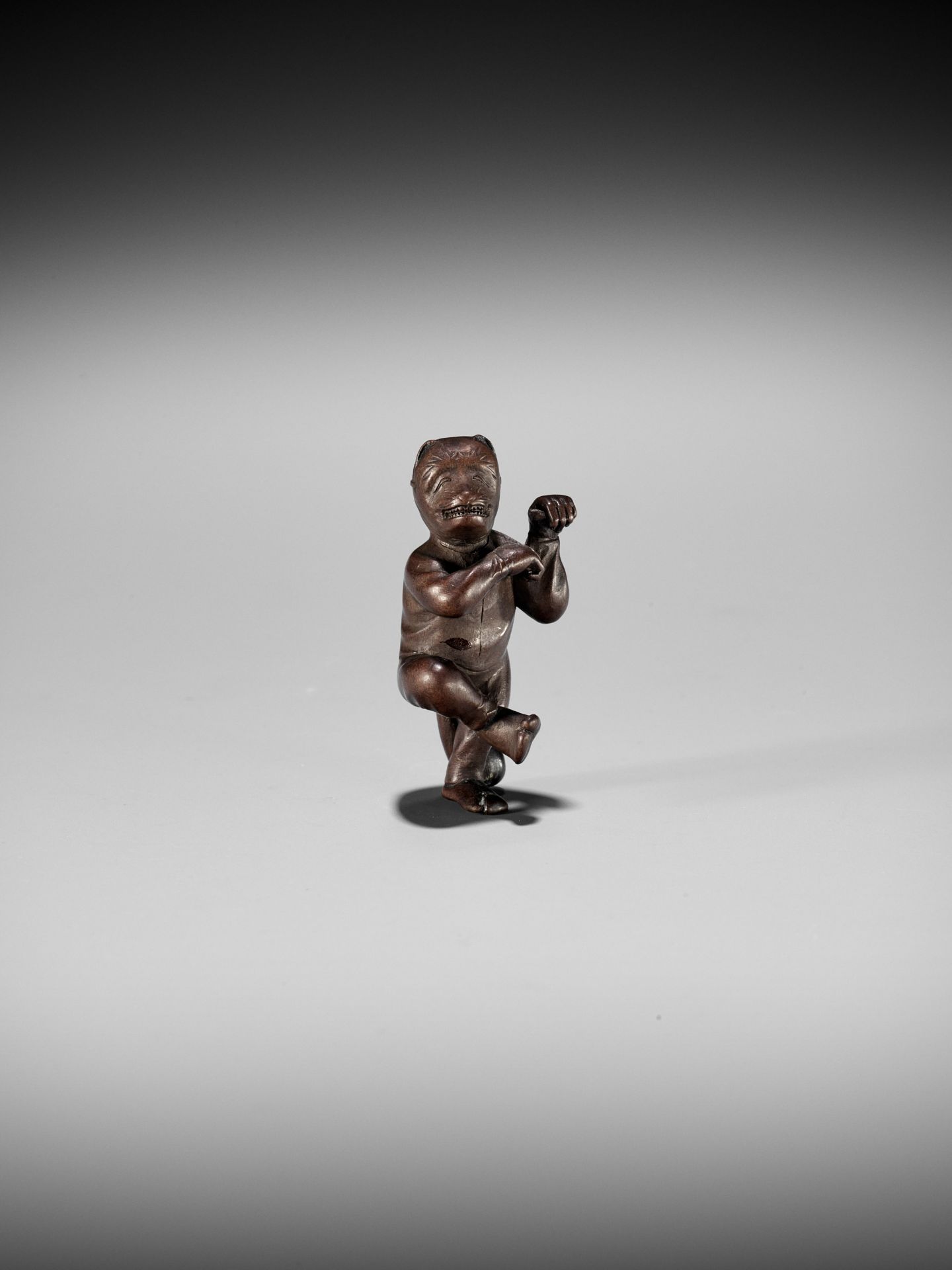 AN EXQUISITELY SMALL WOOD NETSUKE OF A FOX DANCER, ATTRIBUTED TO JUGYOKU - Image 3 of 11