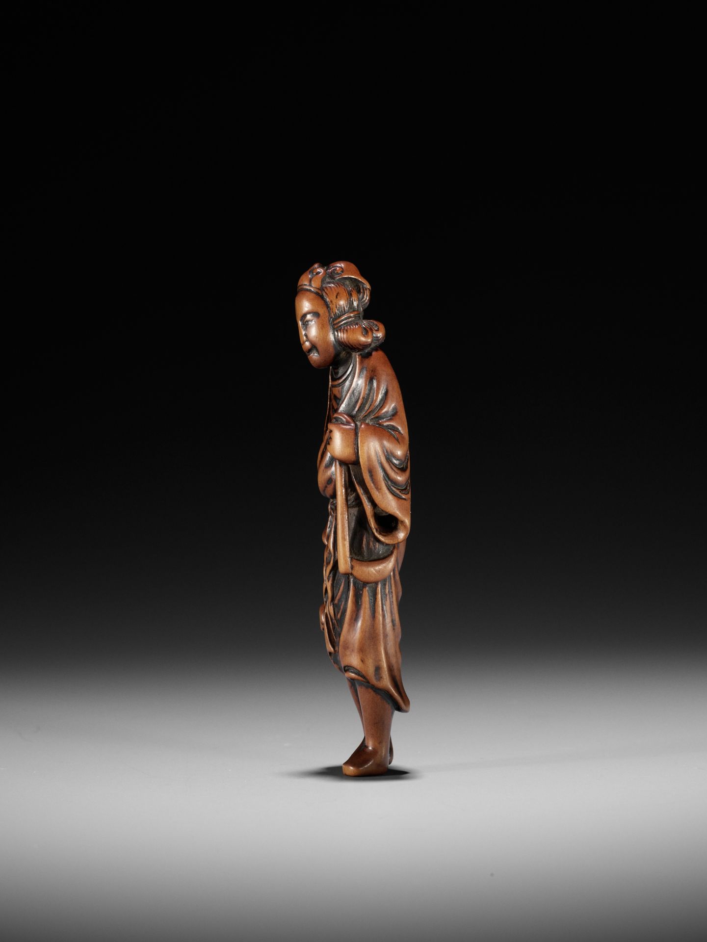 A SUPERB TALL WOOD NETSUKE OF SEIOBO - Bild 10 aus 13