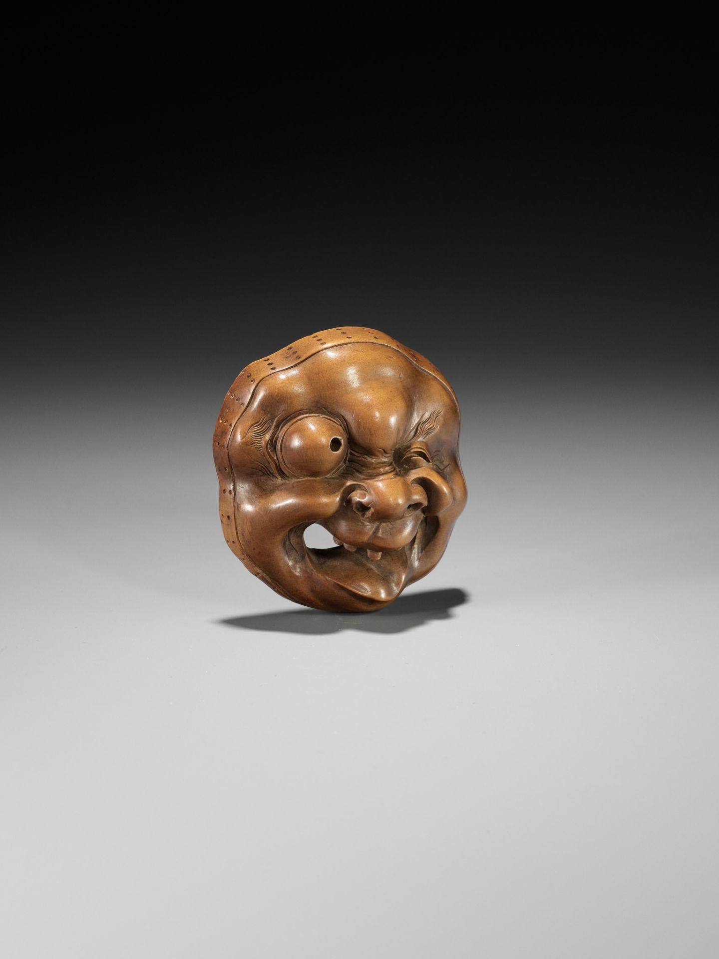 A LARGE AND SUPERB WOOD MASK NETSUKE OF A GROTESQUELY GRIMACING MAN, ATTRIBUTED TO KOKEISAI SANSHO - Bild 9 aus 12