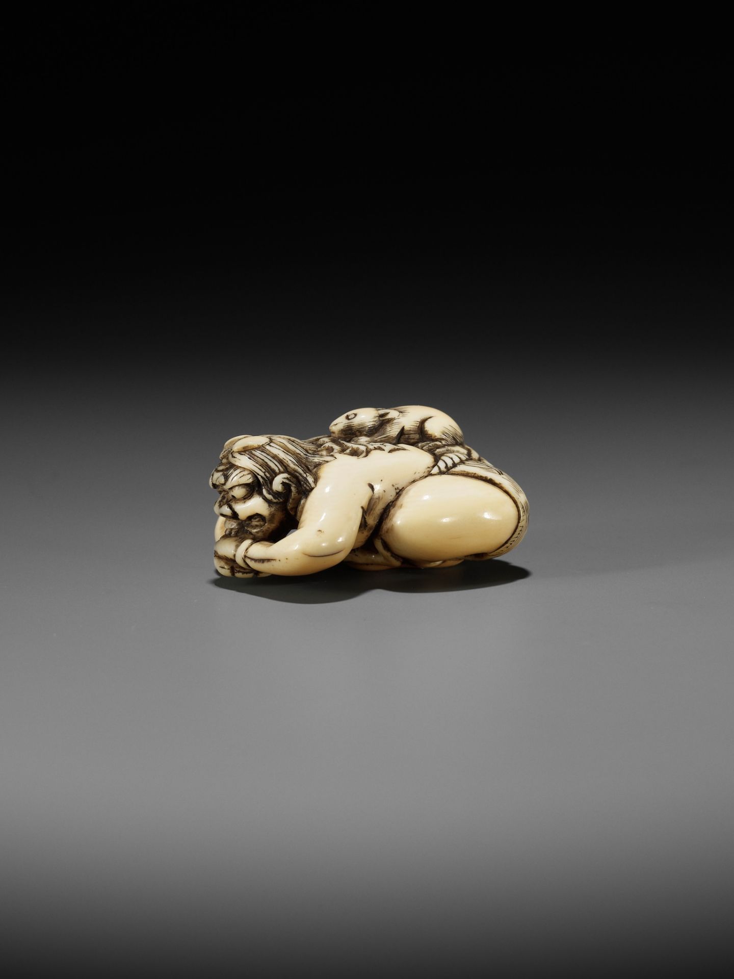 A RARE IVORY NETSUKE OF SHIRO - Bild 7 aus 11