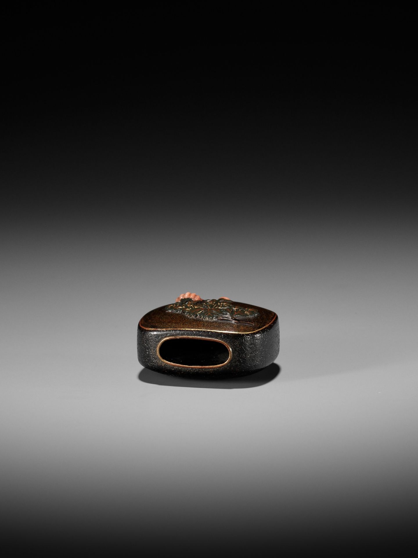 A RARE AND UNUSUAL LACQUER NETSUKE WITH FLORAL DESIGN - Image 8 of 10
