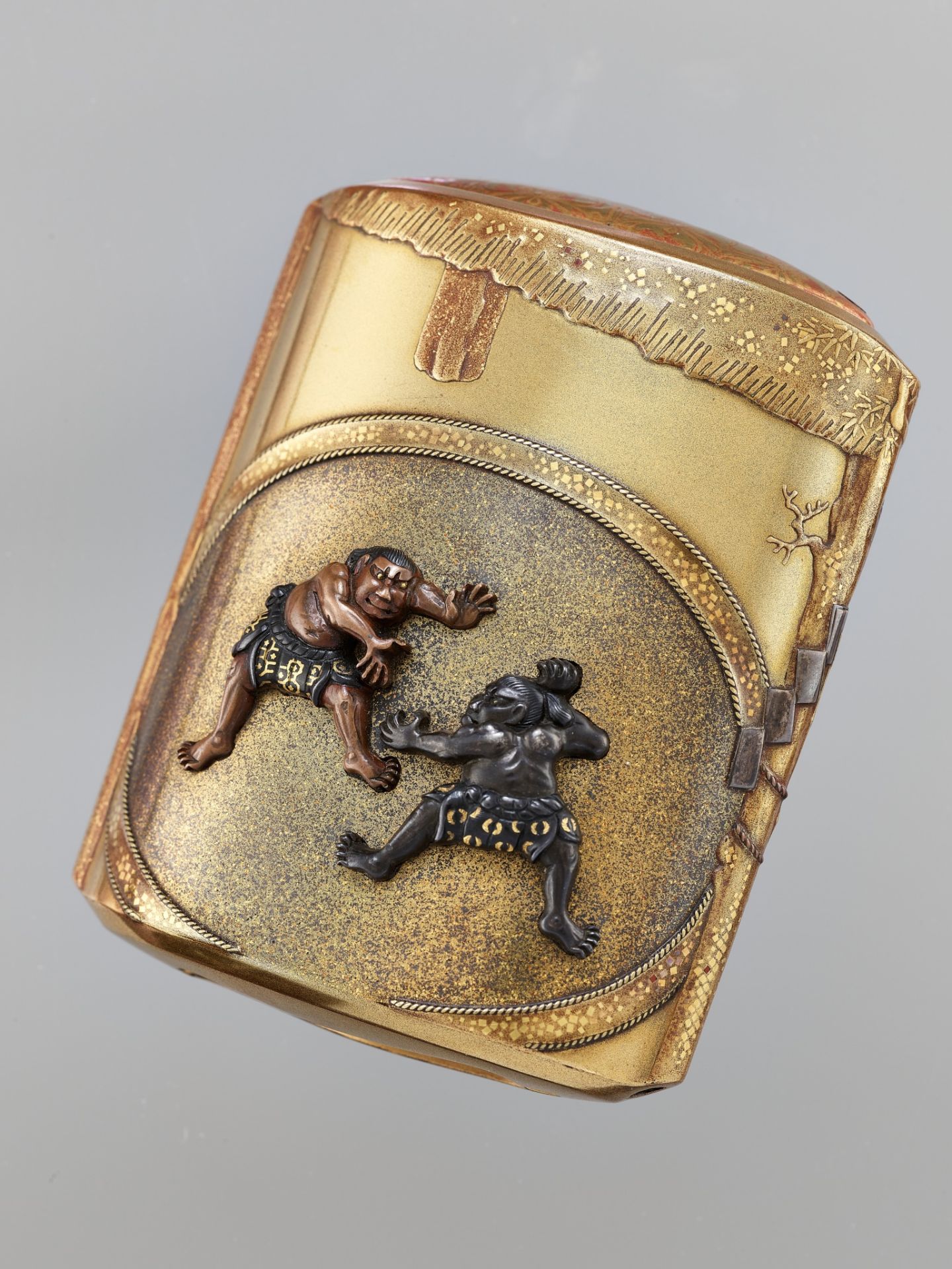 A RARE METAL-INLAID GOLD-LACQUER FOUR CASE SAYA (SHEATH) INRO DEPICTING SUMO WRESTLERS - Image 2 of 7