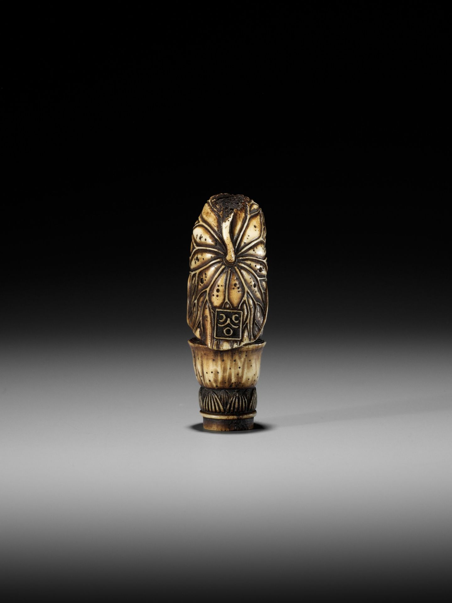 KOKU: A STAG ANTLER KNIFE HANDLE IN THE FORM OF A MONKEY WITH A LOTUS CLOAK - Image 2 of 12