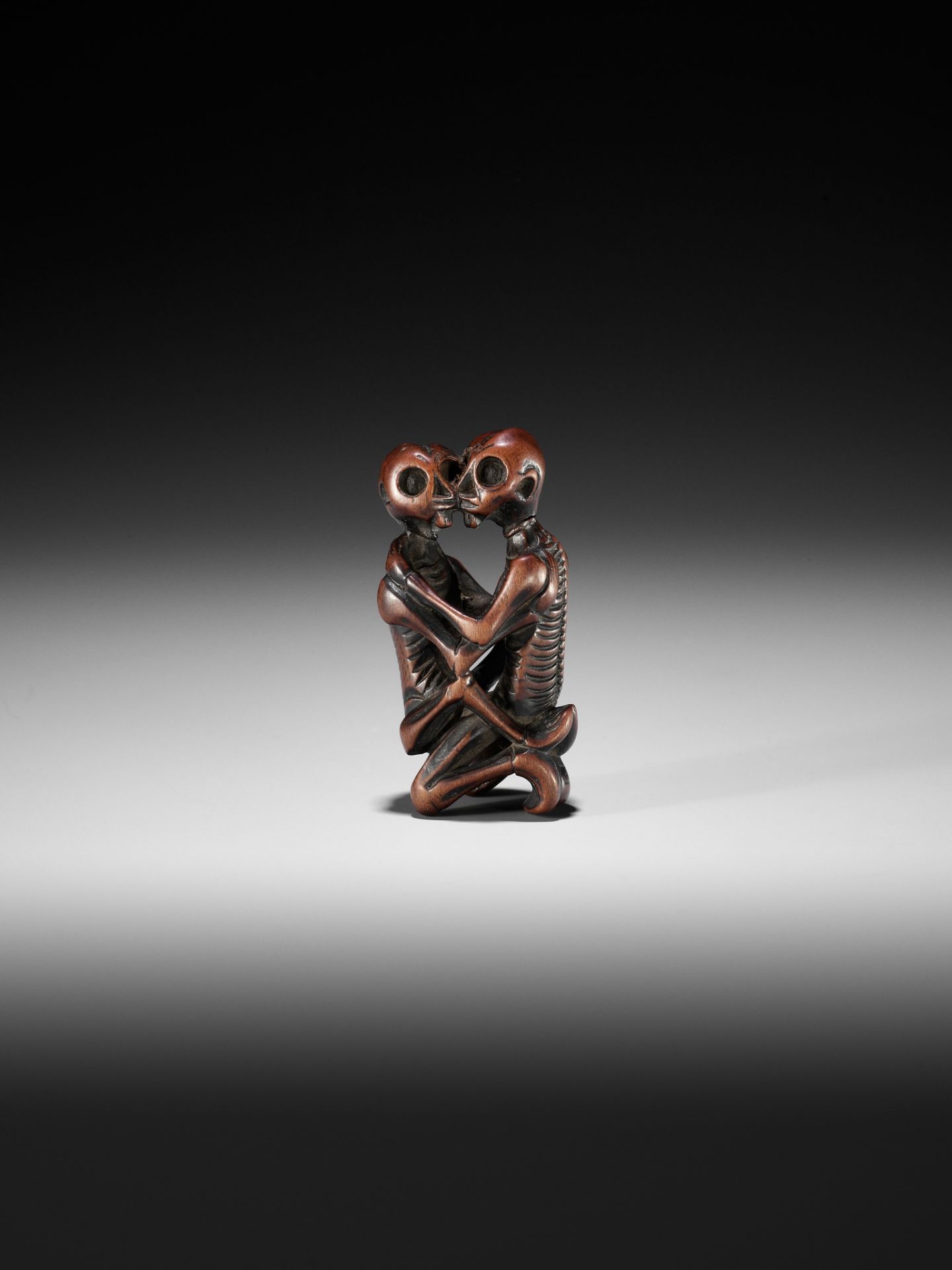 GYOKUSEN: A SUPERB WOOD NETSUKE OF TWO AMOROUS SKELETONS - Bild 3 aus 14