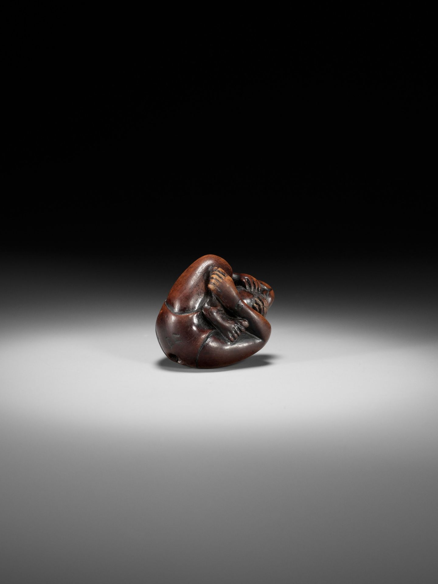 A SUPERB WOOD SHUNGA NETSUKE OF A MAN WITH OKAME MASK - Image 12 of 14